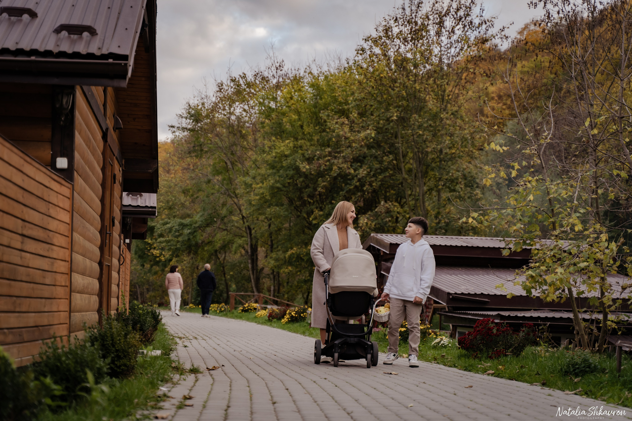 Сімейна фотосесія восени біля води. Family photographer in Kiev Natalia Shkavron