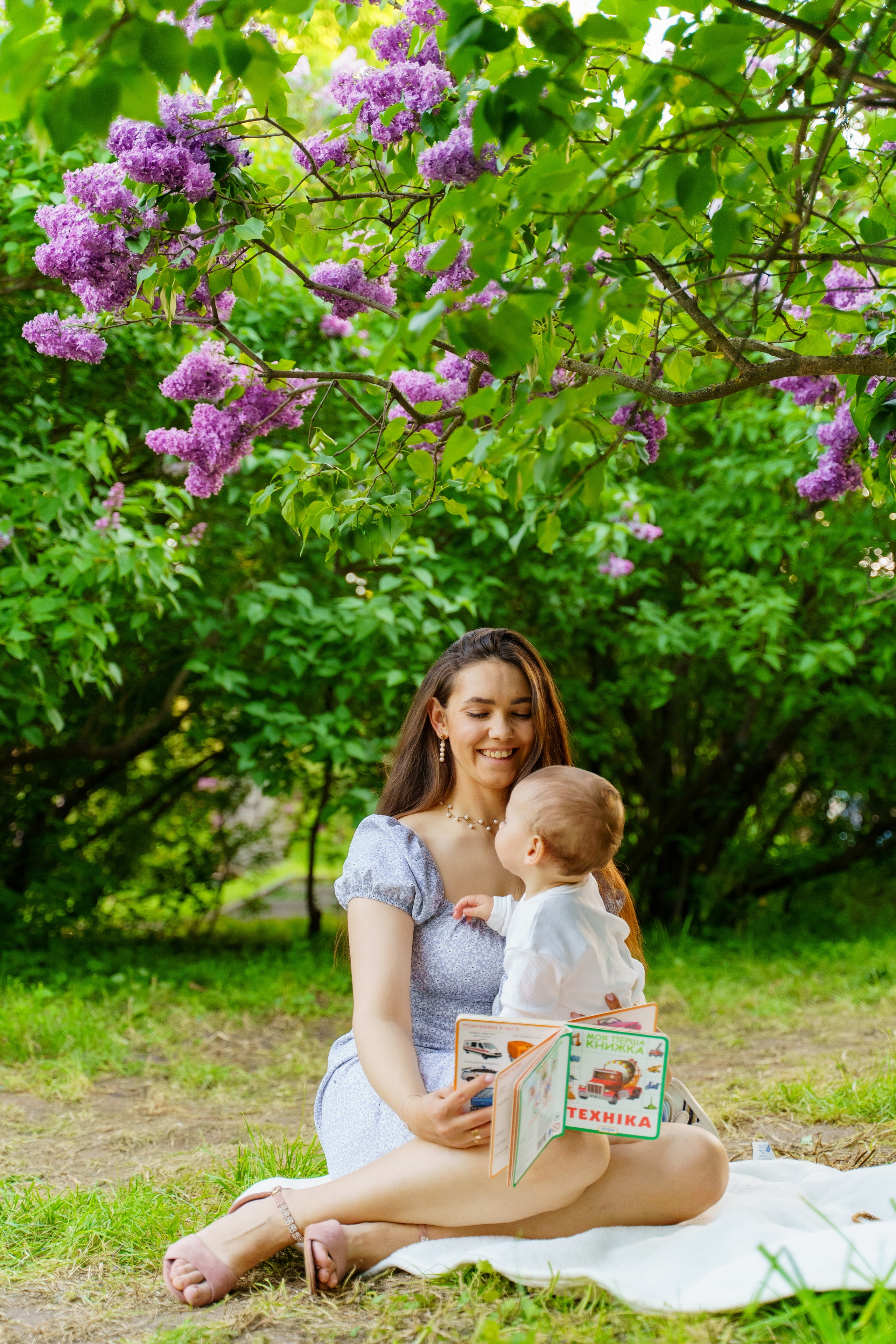 Сімейна фотосесія в бузку Київ. Сімейний фотограф Київ Наталія Шкаврон