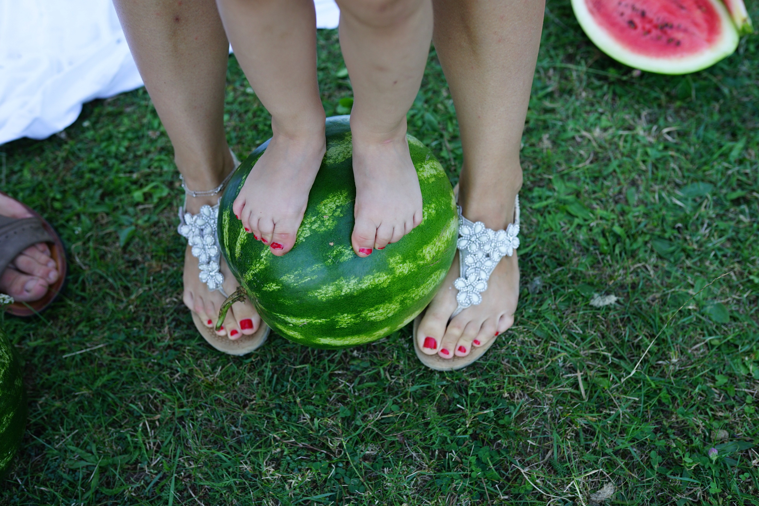 Сімейна фотосесія з кавунами. Family photographer in Kiev Natalia Shkavron