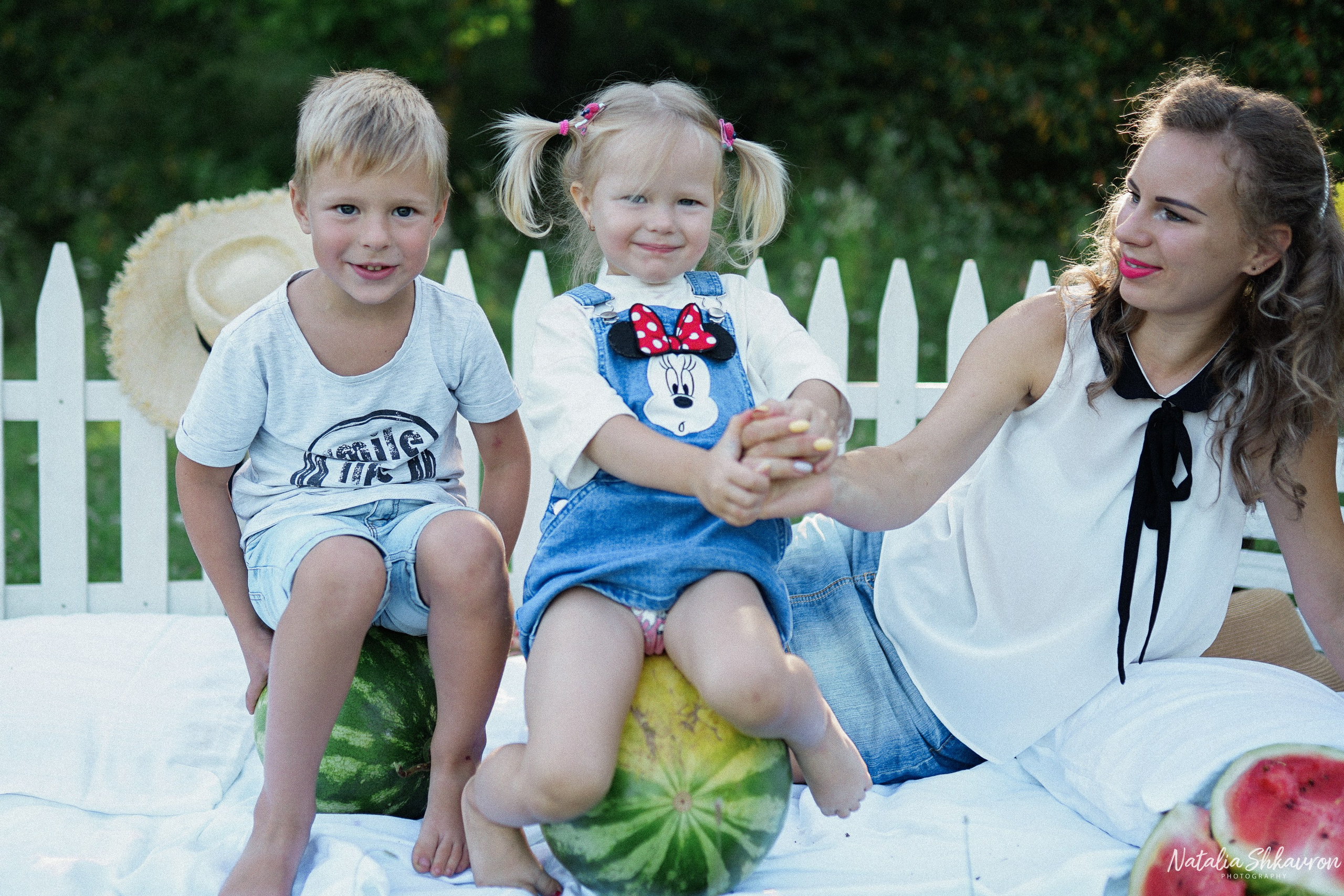Сімейна фотосесія з кавунами. Family photographer in Kiev Natalia Shkavron