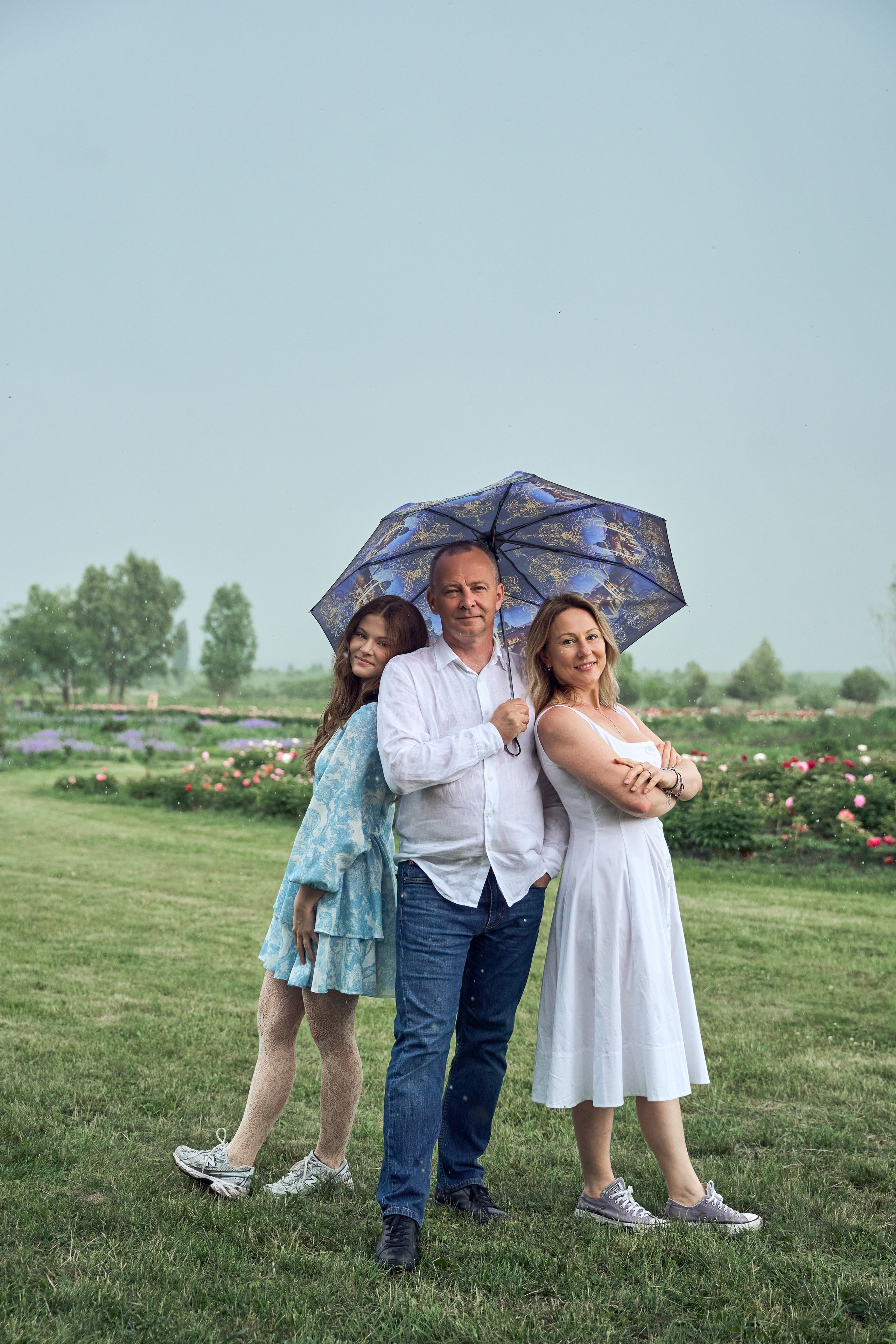 Сімейна фотосесія з піонами у Добропарку. Family photographer in Kiev Natalia Shkavron