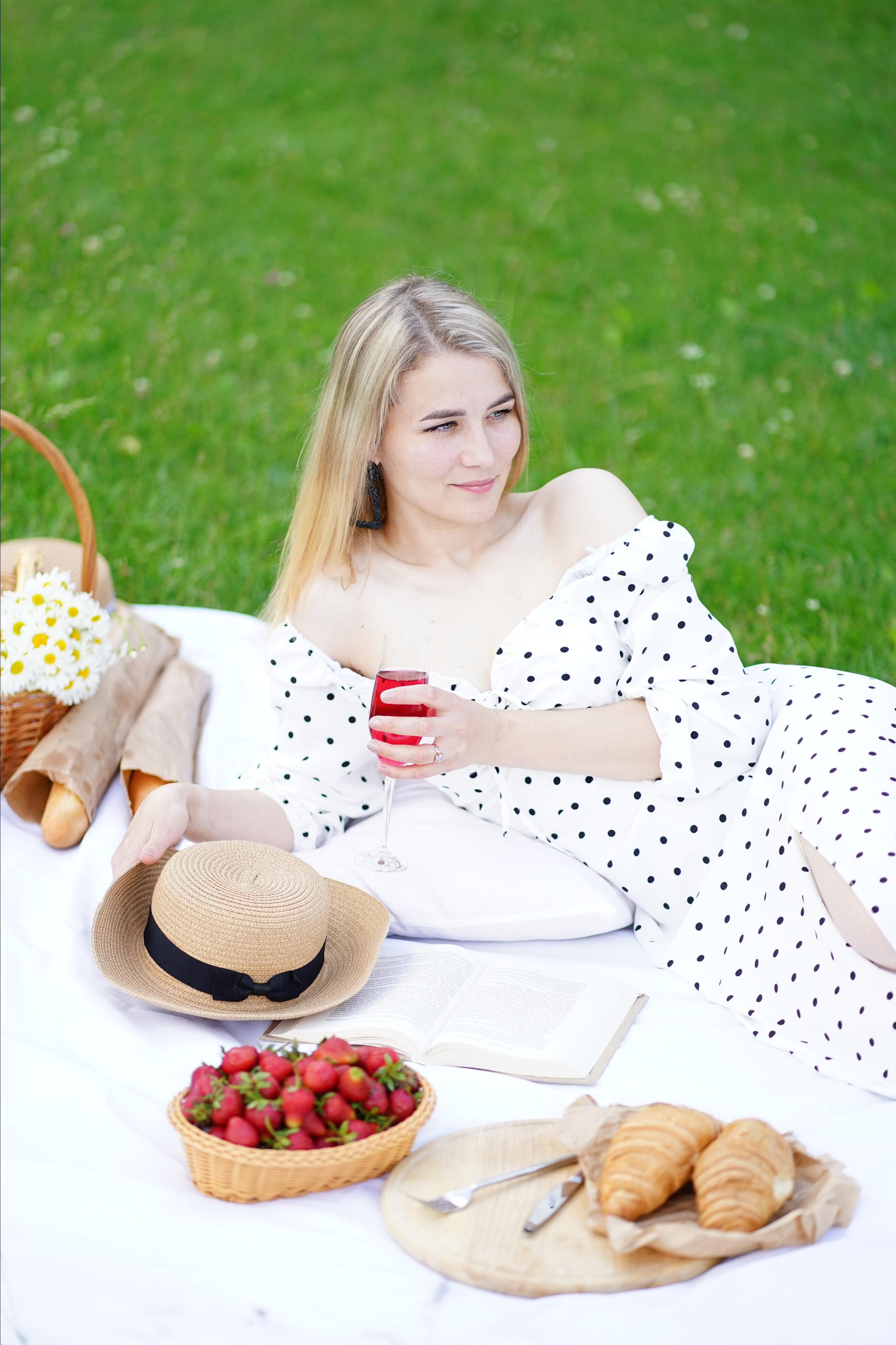 Фотосесія з полуницею. Family photographer in Kiev Natalia Shkavron