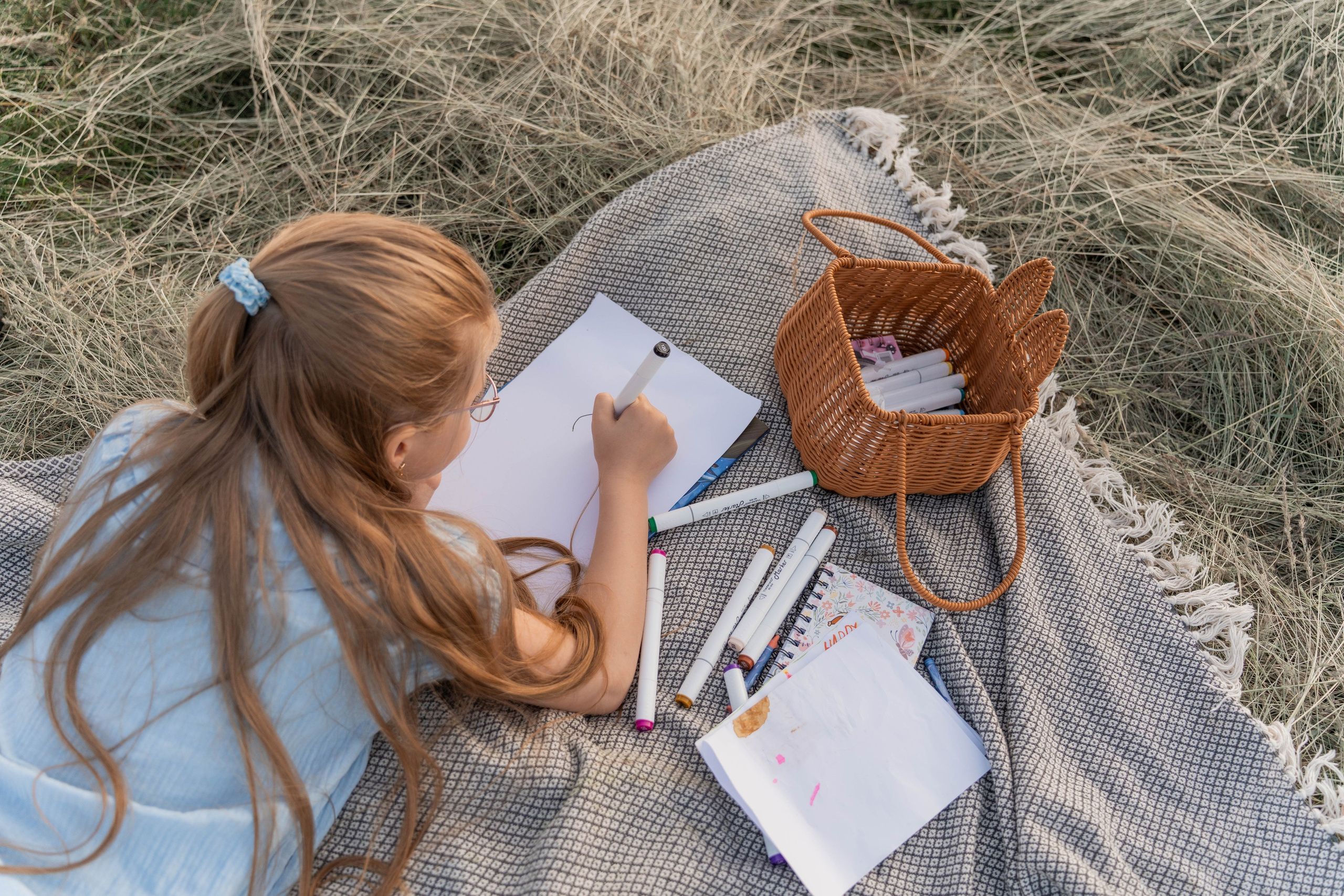 Сімейна фотосесія в Пирогово мами з двома донями. Сімейний фотограф Київ Наталія Шкаврон