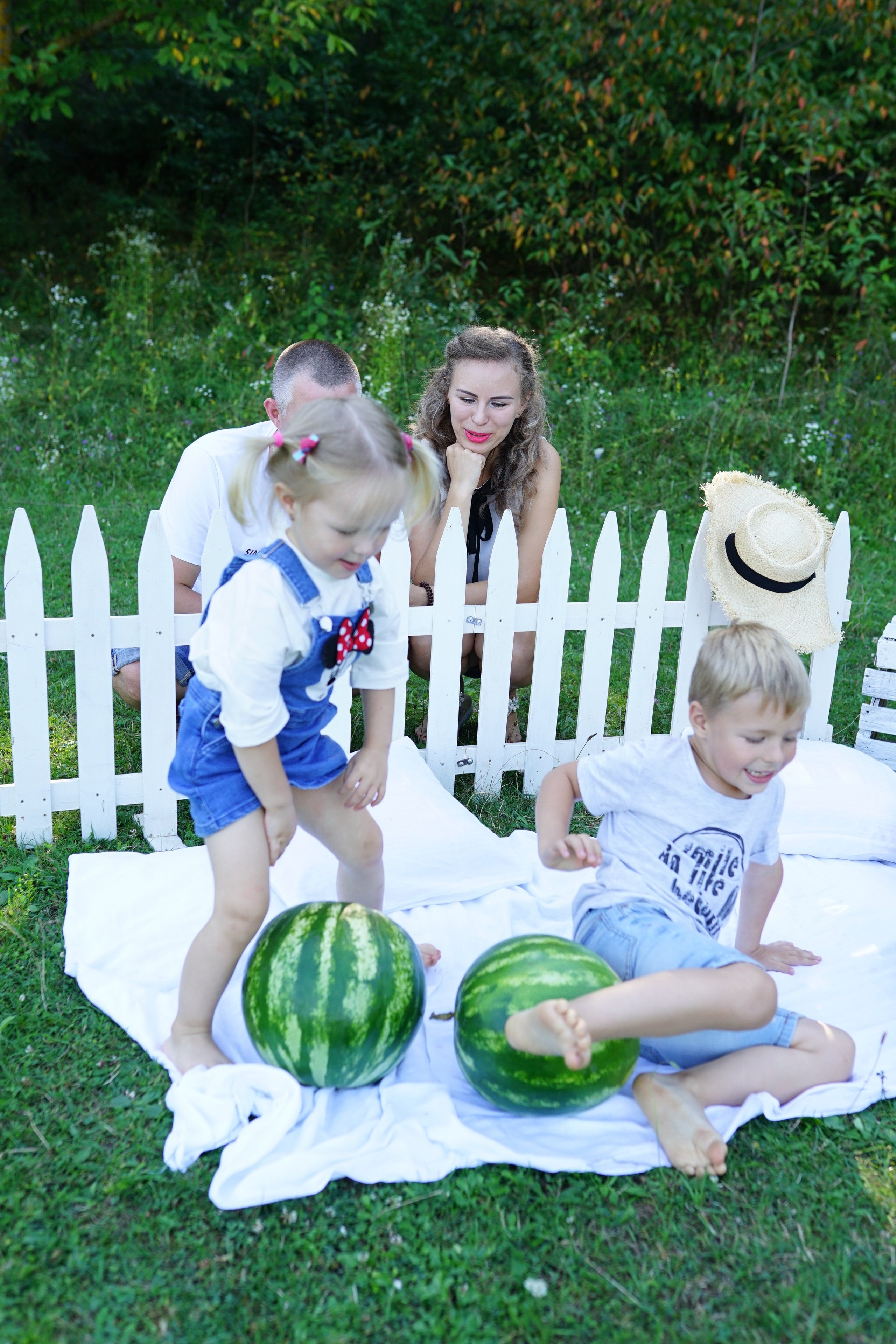 Сімейна фотосесія з кавунами. Family photographer in Kiev Natalia Shkavron