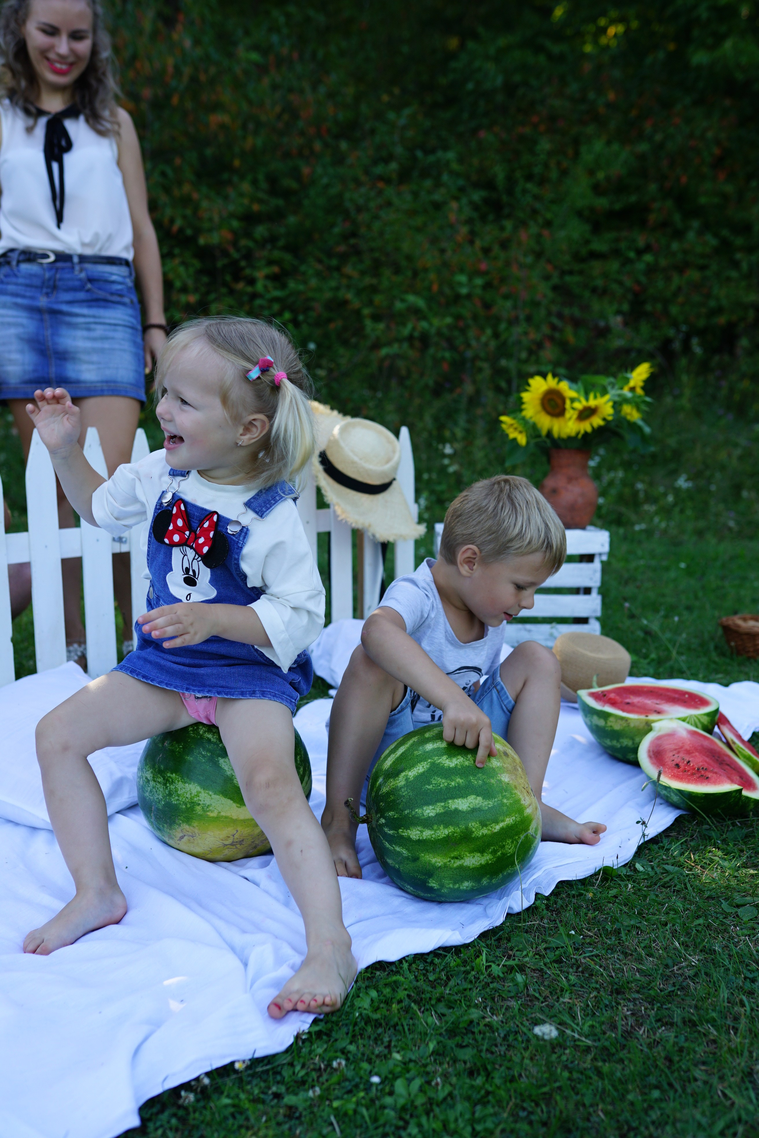 Сімейна фотосесія з кавунами. Family photographer in Kiev Natalia Shkavron