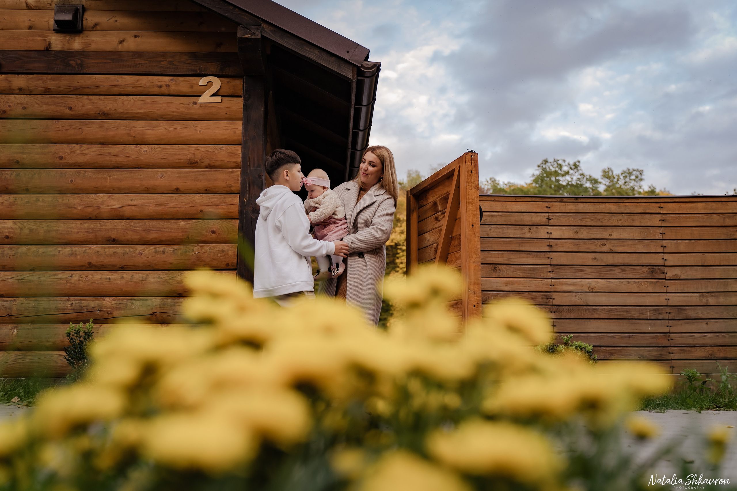 Сімейна фотосесія восени біля води. Family photographer in Kiev Natalia Shkavron