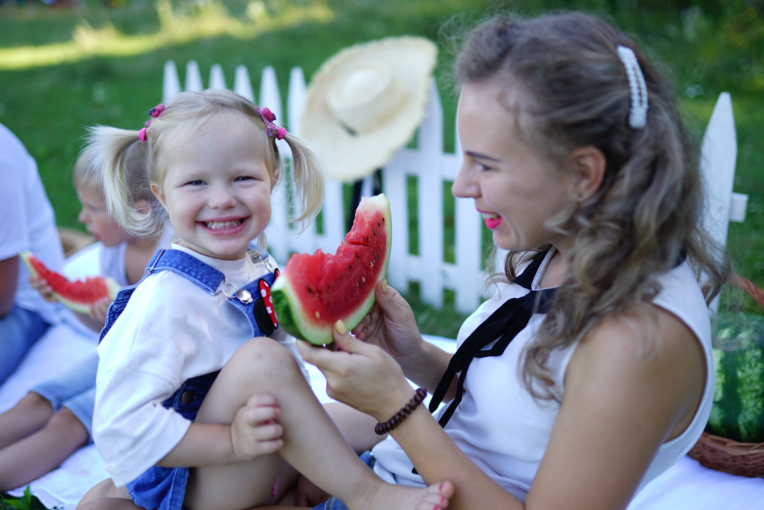 Сімейна фотосесія з кавунами. Family photographer in Kiev Natalia Shkavron