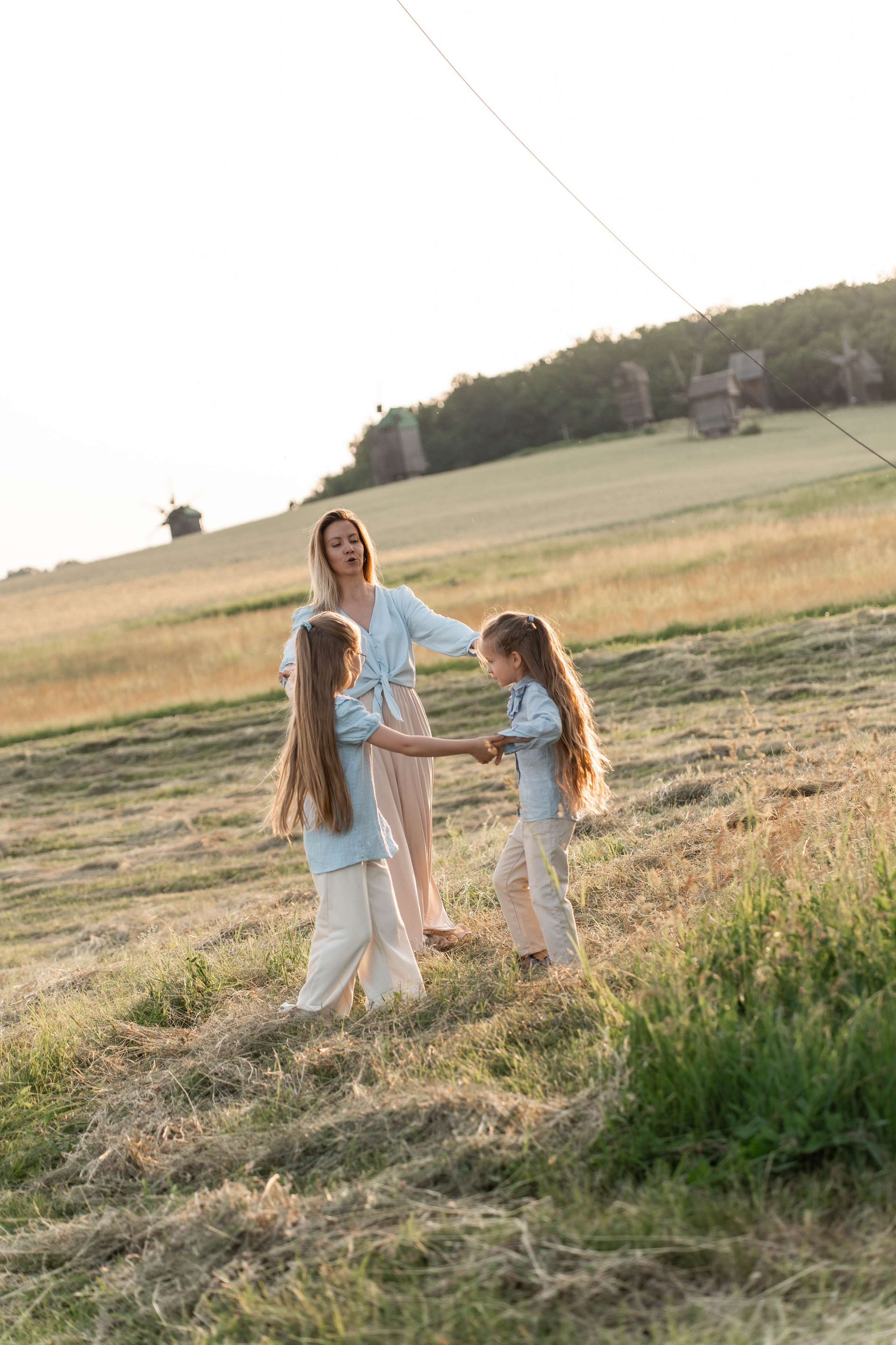 Сімейна фотосесія в Пирогово мами з двома донями. Сімейний фотограф Київ Наталія Шкаврон