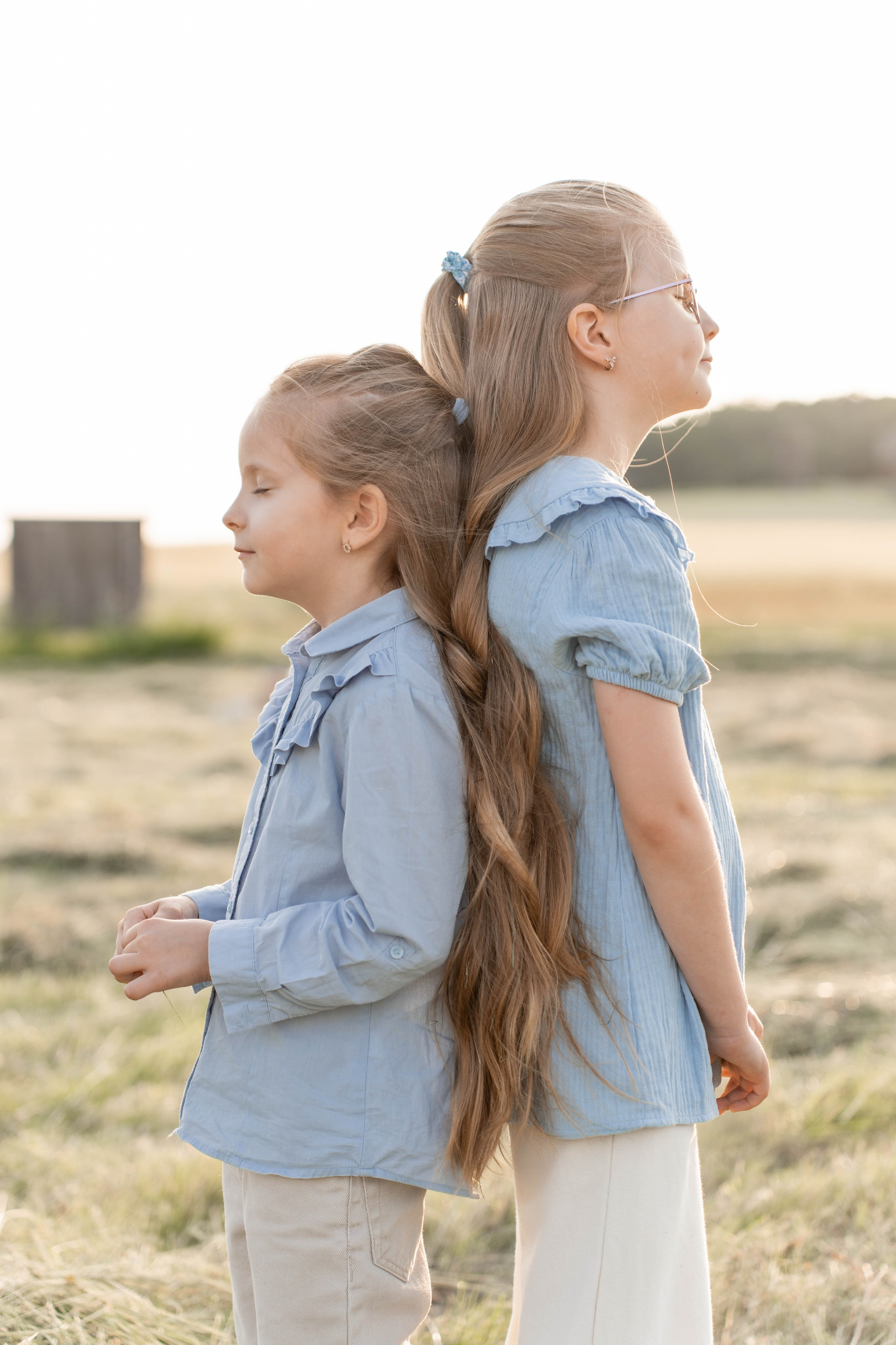 Сімейна фотосесія в Пирогово мами з двома донями. Сімейний фотограф Київ Наталія Шкаврон