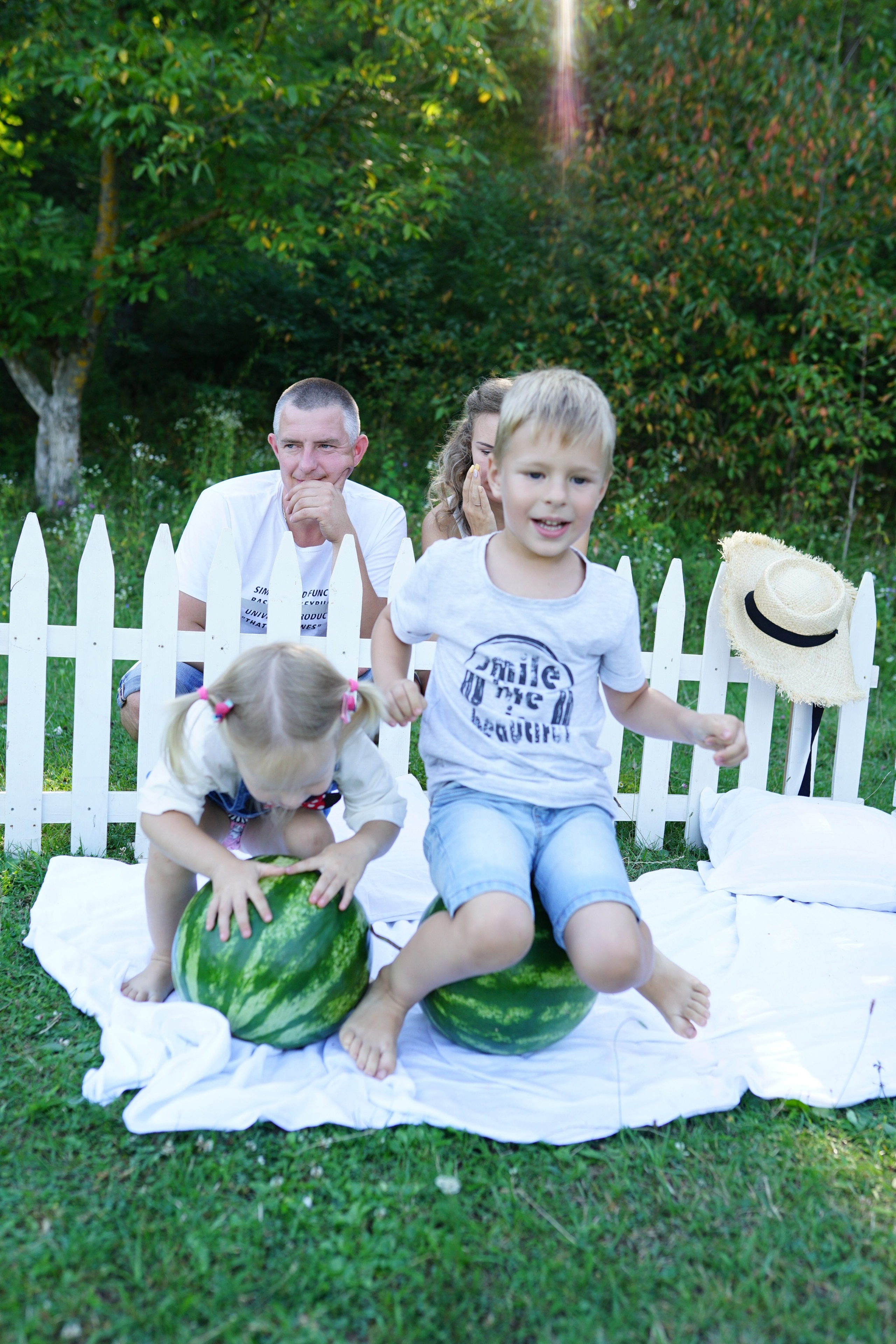 Сімейна фотосесія з кавунами. Family photographer in Kiev Natalia Shkavron