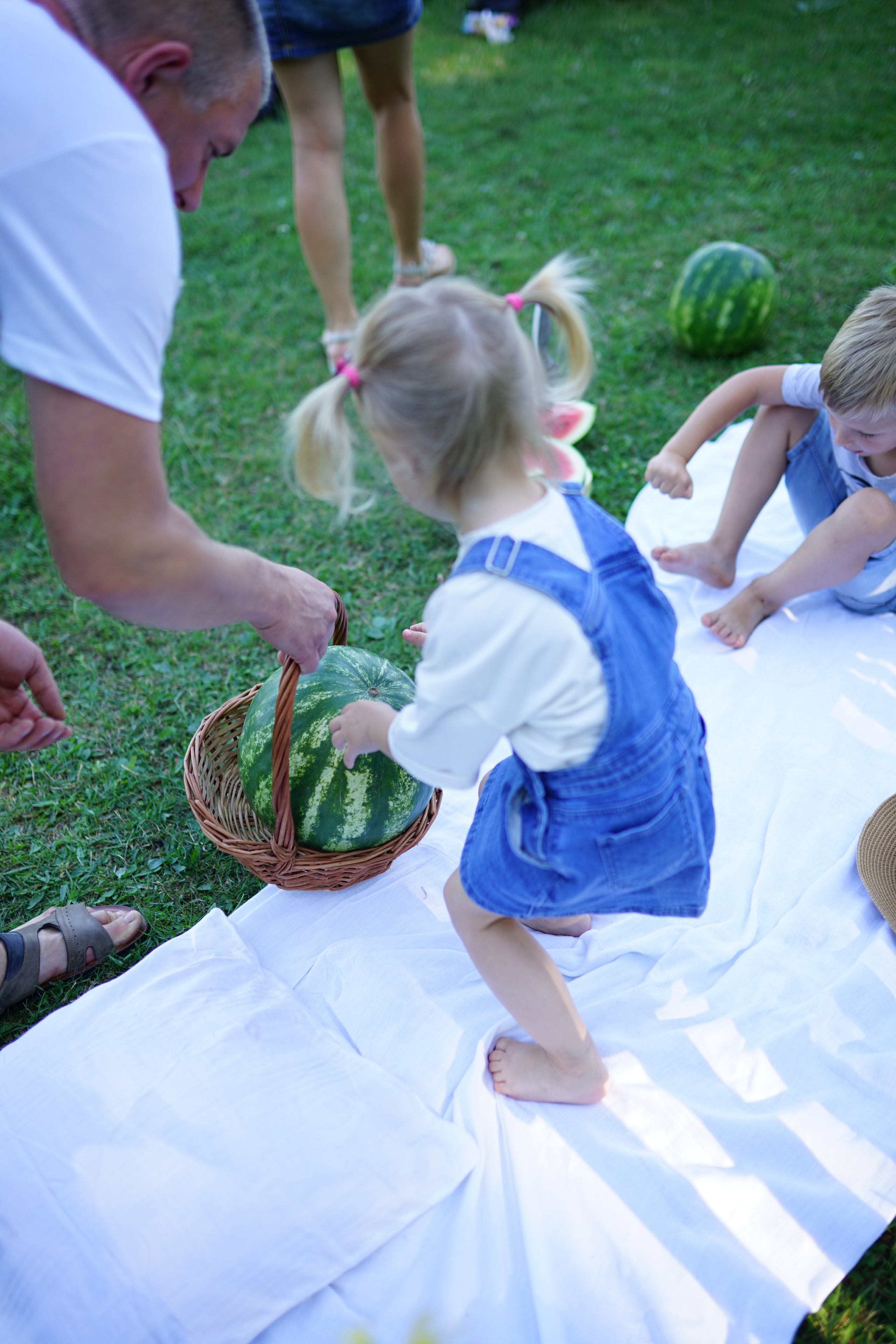 Сімейна фотосесія з кавунами. Family photographer in Kiev Natalia Shkavron