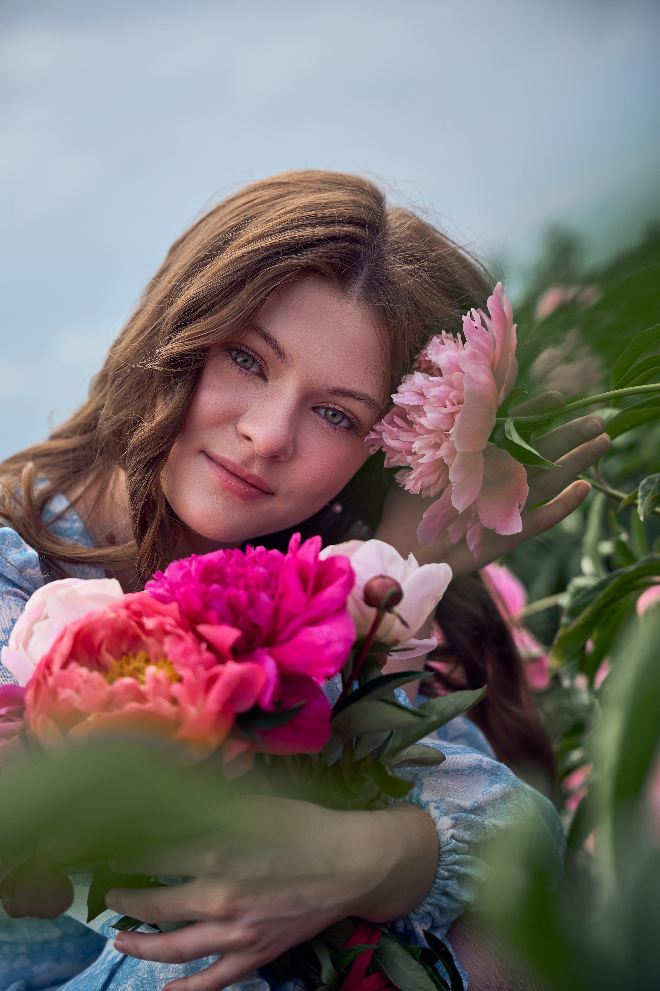 Сімейна фотосесія з піонами у Добропарку. Family photographer in Kiev Natalia Shkavron