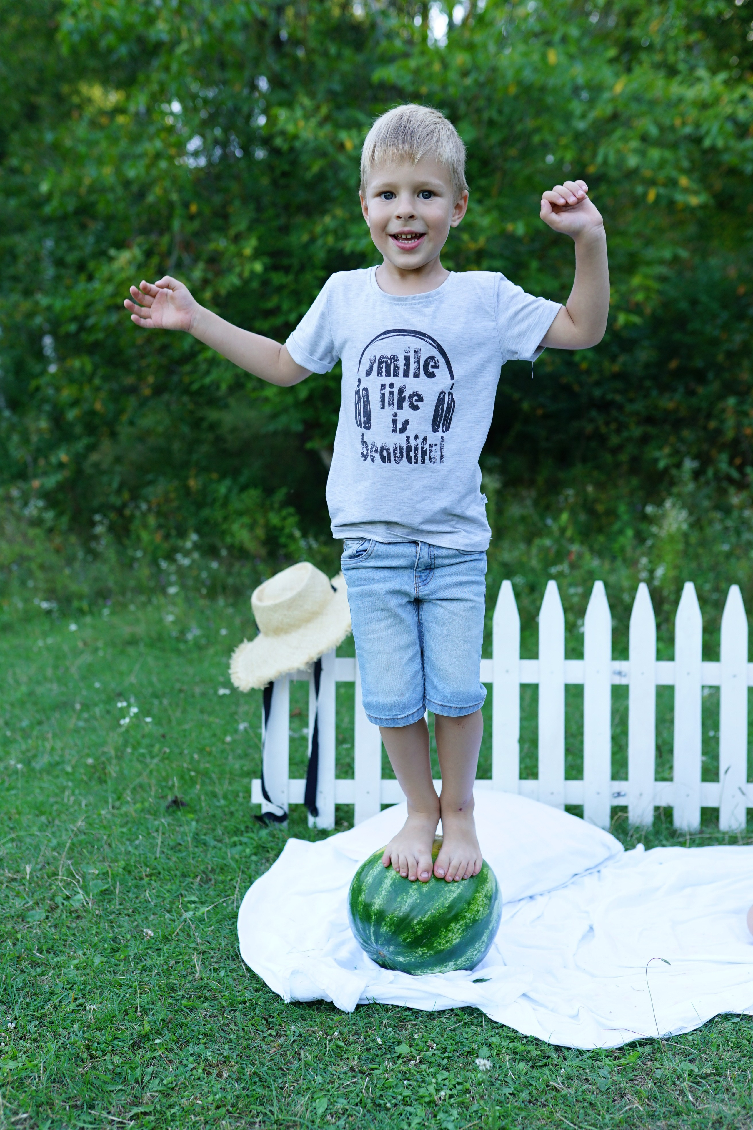 Сімейна фотосесія з кавунами. Family photographer in Kiev Natalia Shkavron