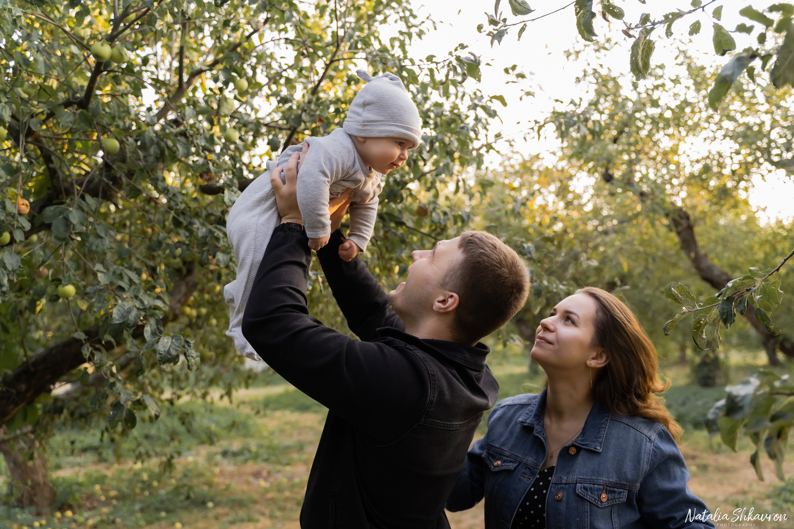 Сімейна фотосесія в яблуневому саду. Сімейний фотограф Київ Наталія Шкаврон