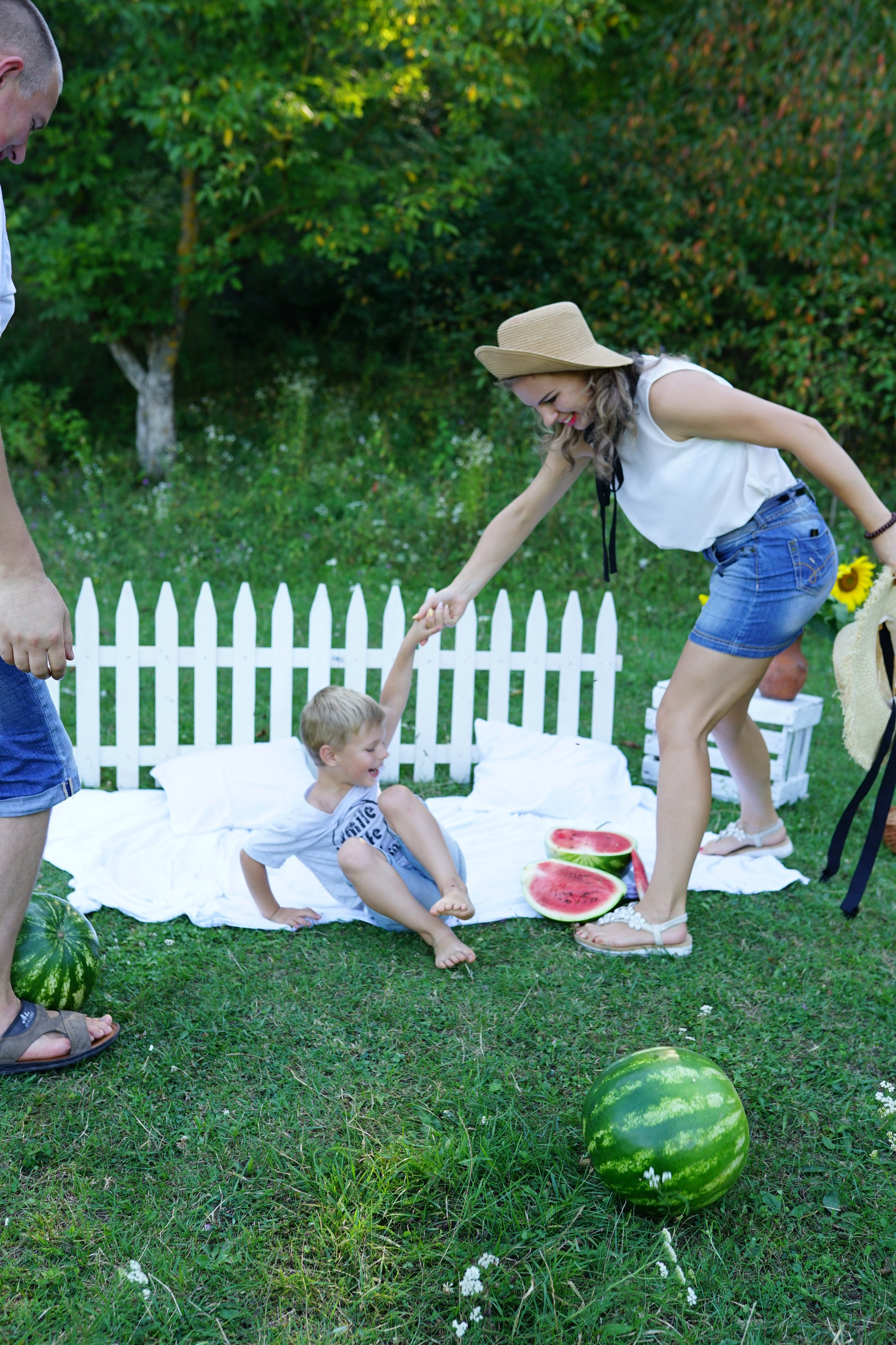 Сімейна фотосесія з кавунами. Family photographer in Kiev Natalia Shkavron