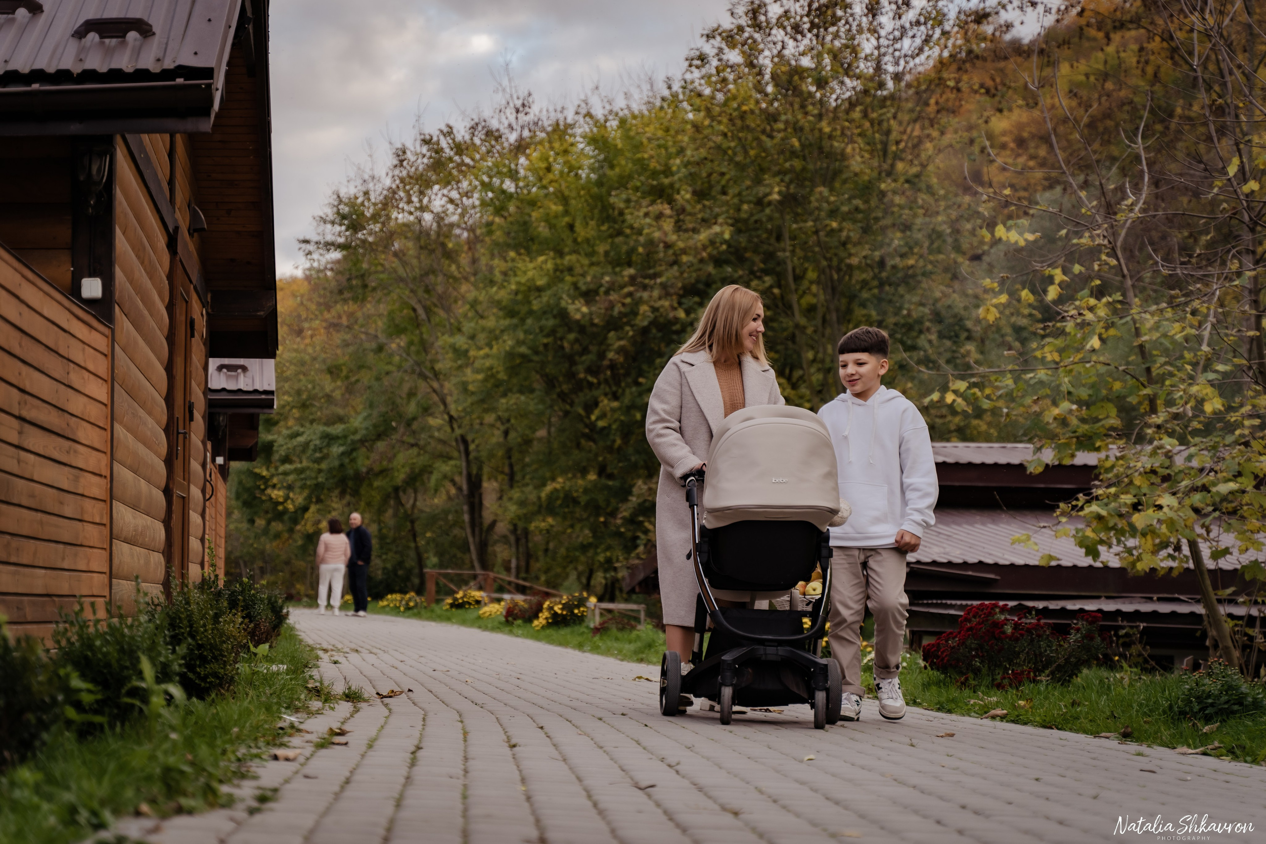 Сімейна фотосесія восени біля води. Family photographer in Kiev Natalia Shkavron