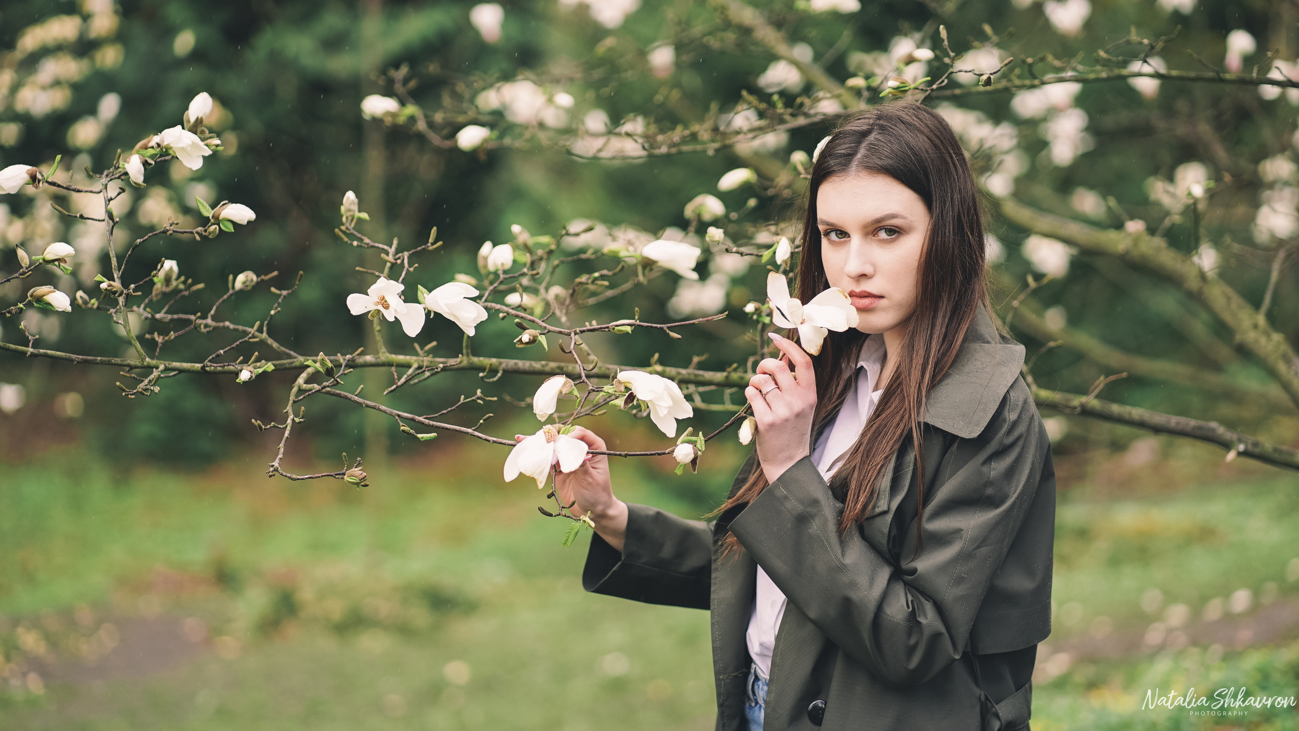Весняна фотосесія в магноліях. Сімейний фотограф Київ Наталія Шкаврон
