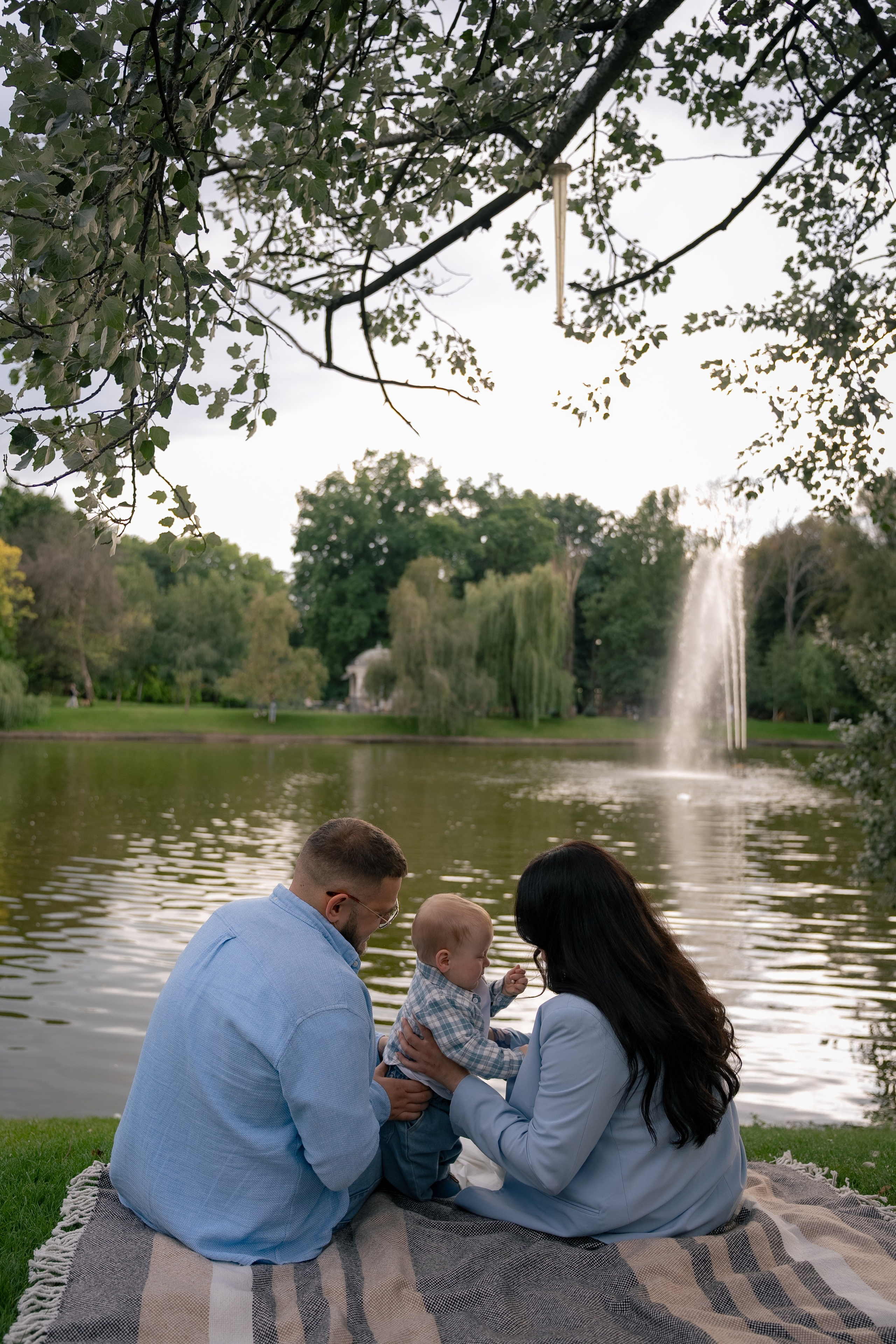 сімейна фотосесія, фотограф київ, фотосесія біля ресторану прага, фотосесія біля парку Прага, сімейна фотосесія, сімейна фотосесія на ВДНГ