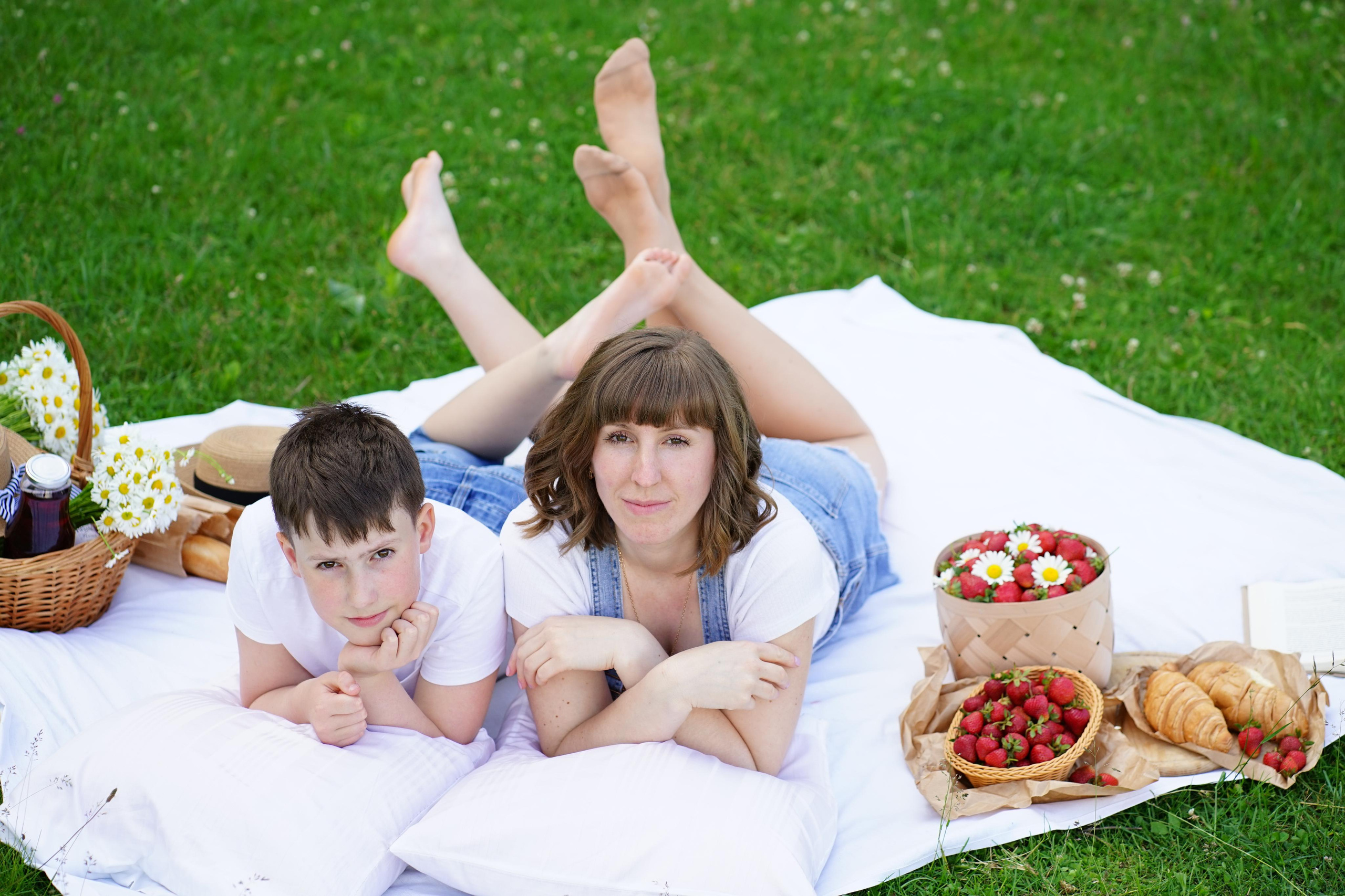 Полуничний фотопікнік. Сімейний фотограф Київ Наталія Шкаврон
