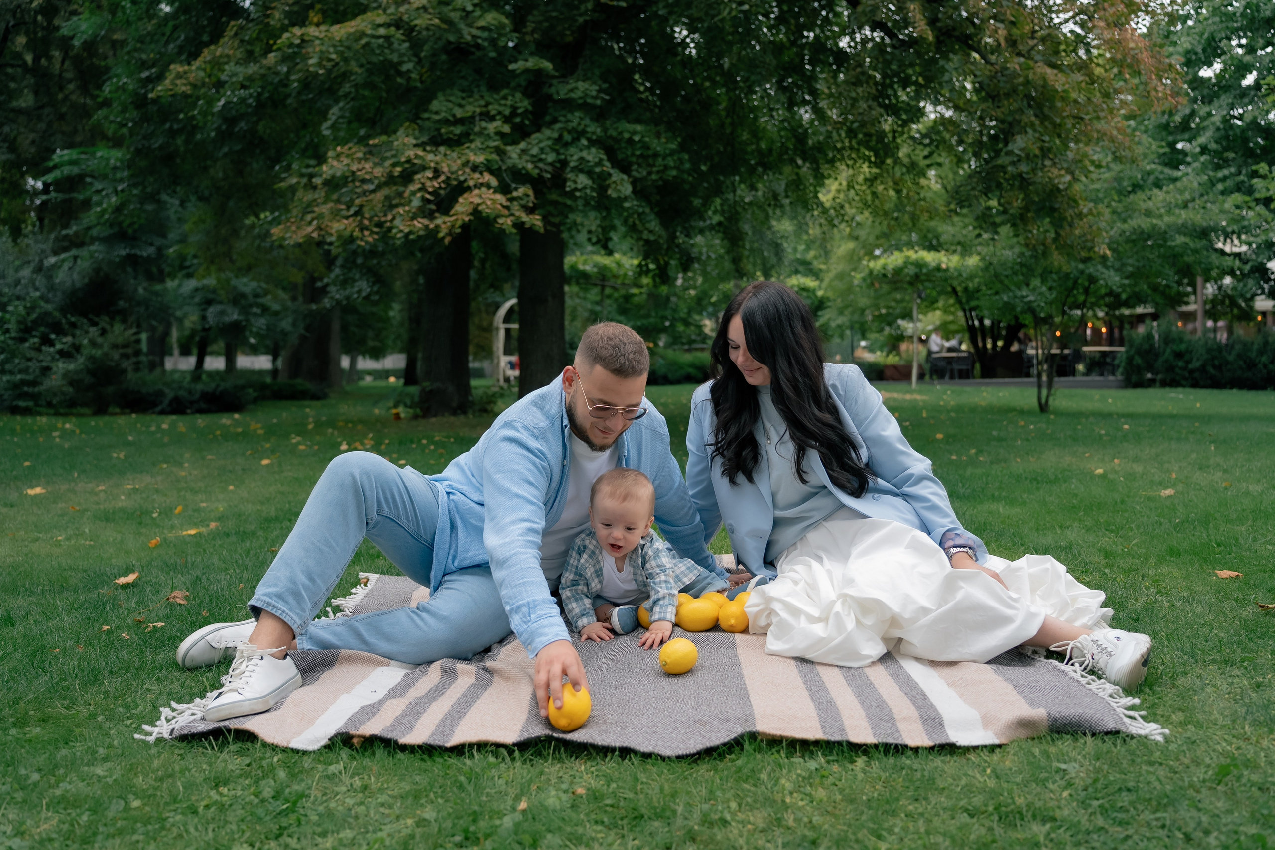 Сімейна фотосесія у парку Прага. Сімейний фотограф Київ Наталія Шкаврон