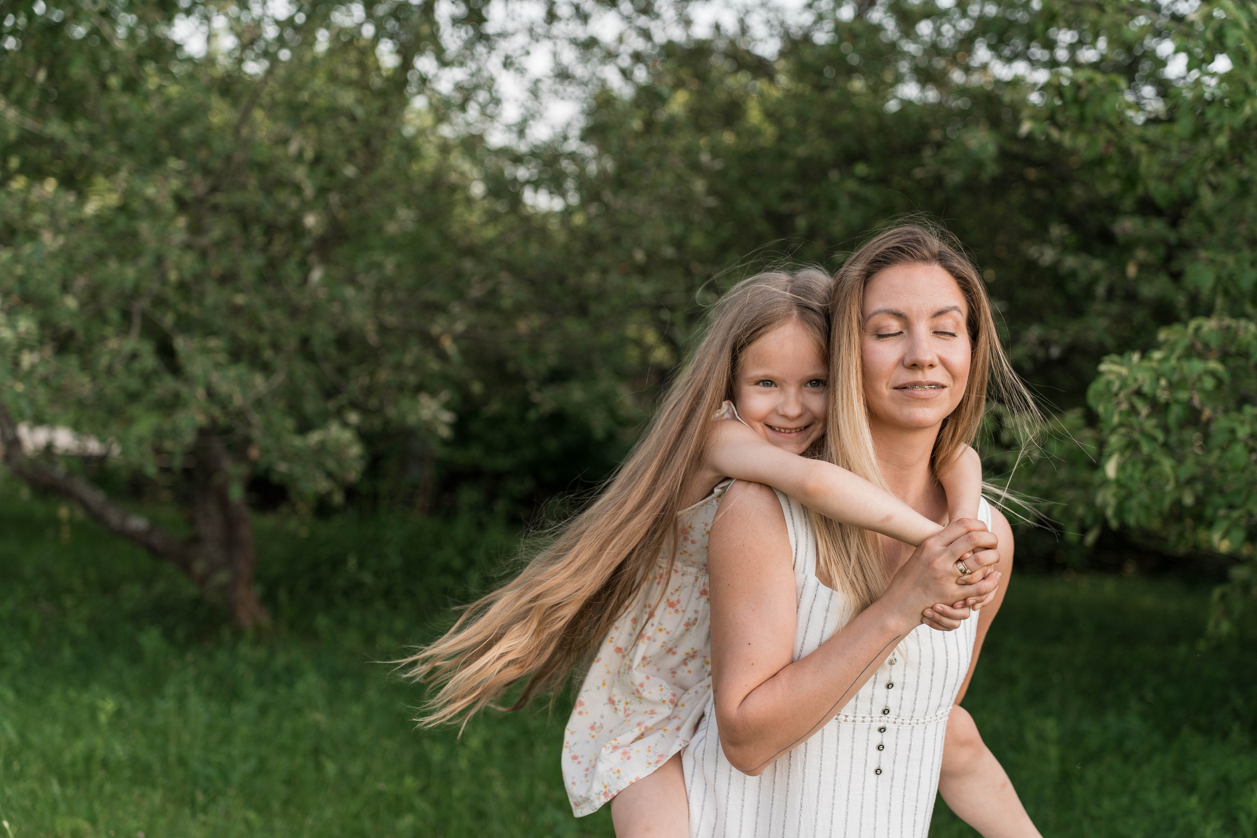 Сімейна фотосесія в Пирогово мами з двома донями. Сімейний фотограф Київ Наталія Шкаврон