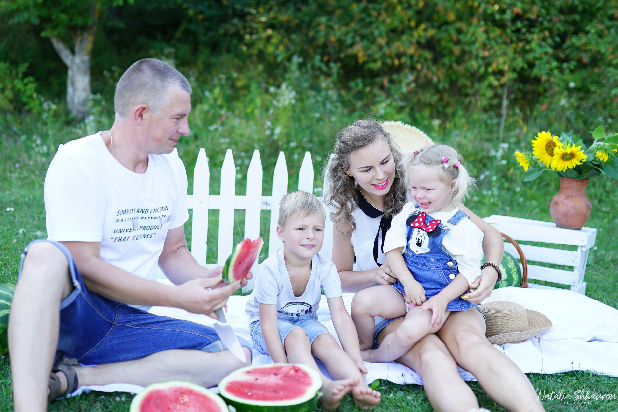 Сімейна фотосесія з кавунами. Family photographer in Kiev Natalia Shkavron