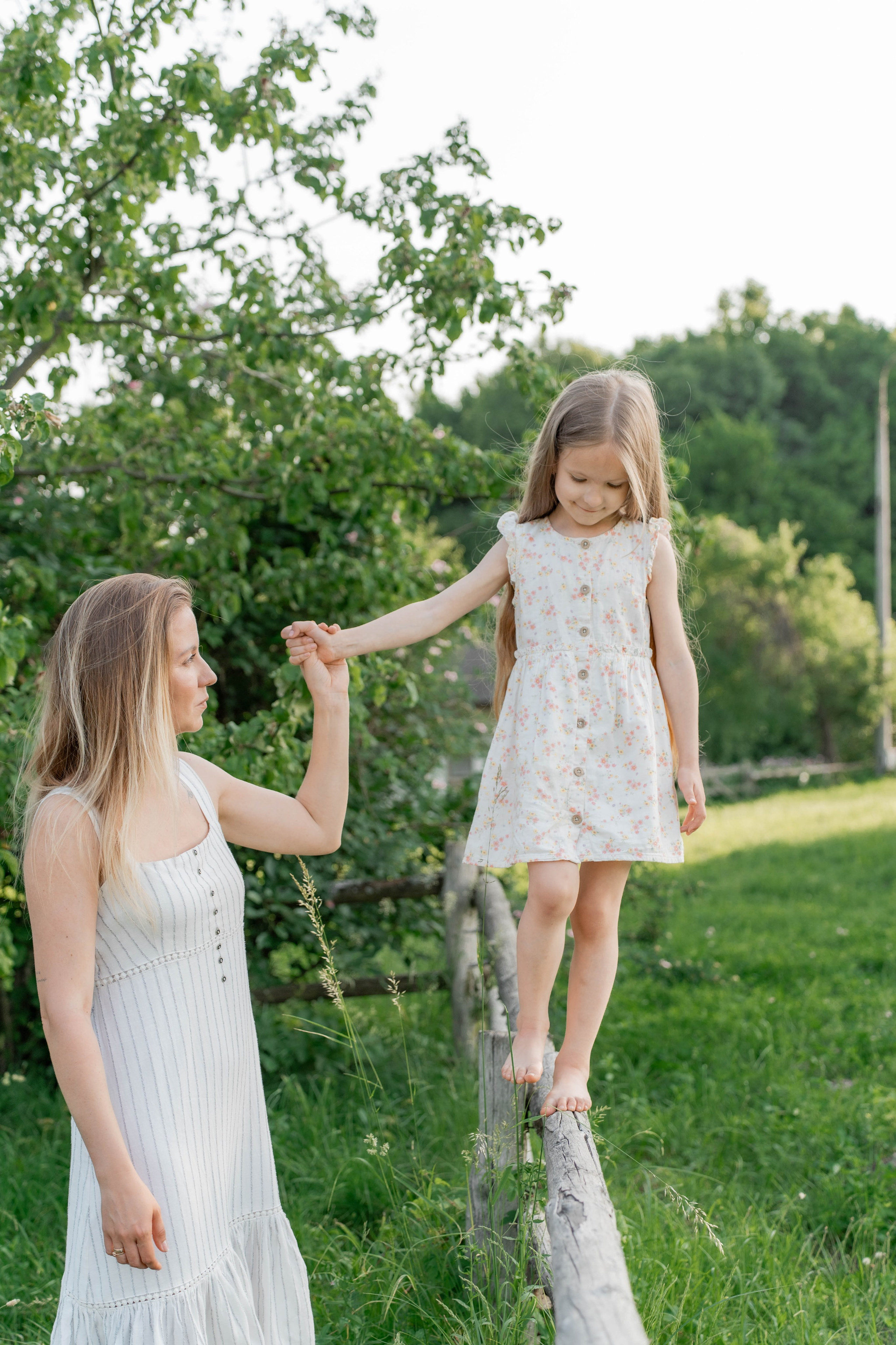 Сімейна фотосесія в Пирогово мами з двома донями. Сімейний фотограф Київ Наталія Шкаврон