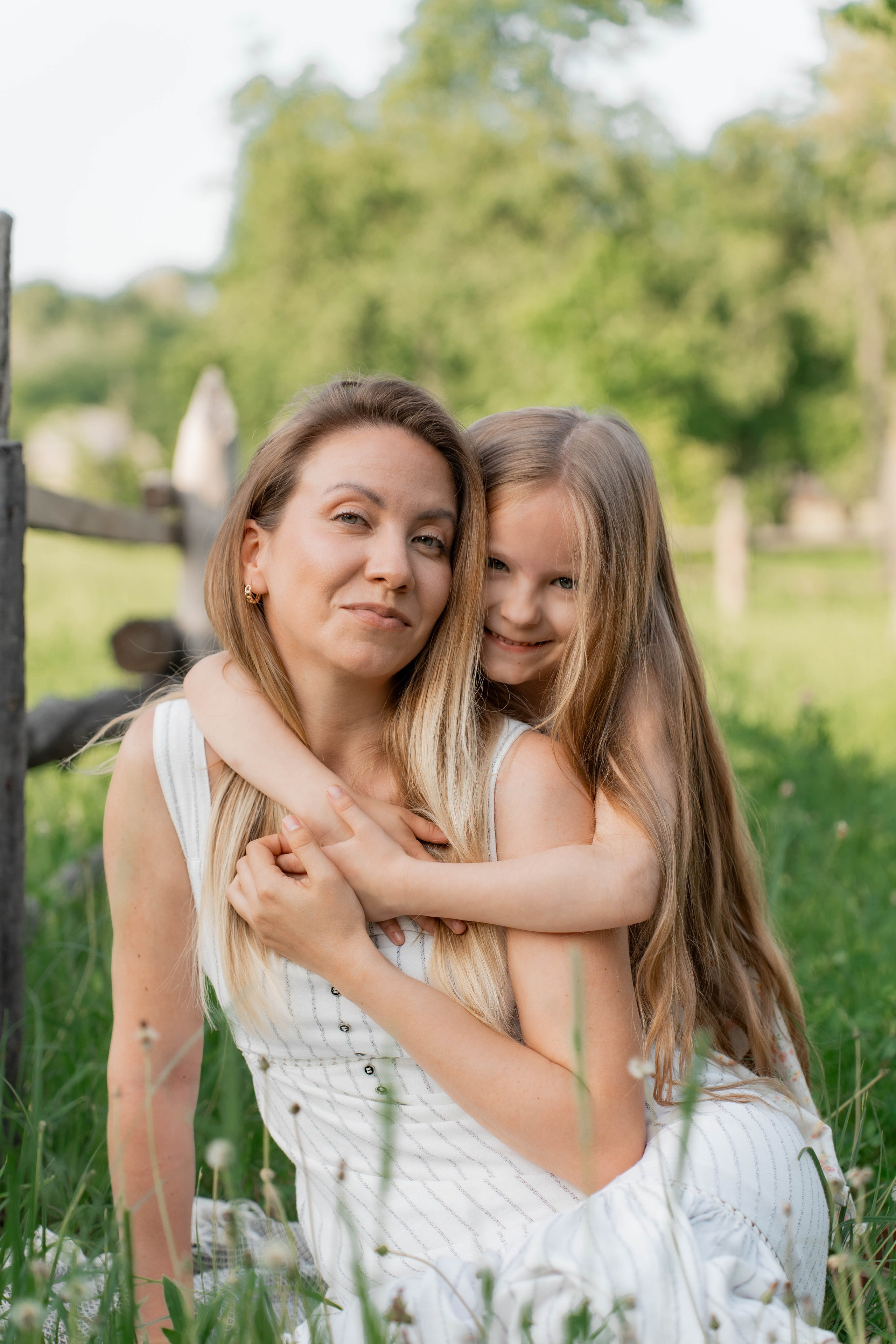 Сімейна фотосесія в Пирогово мами з двома донями. Сімейний фотограф Київ Наталія Шкаврон