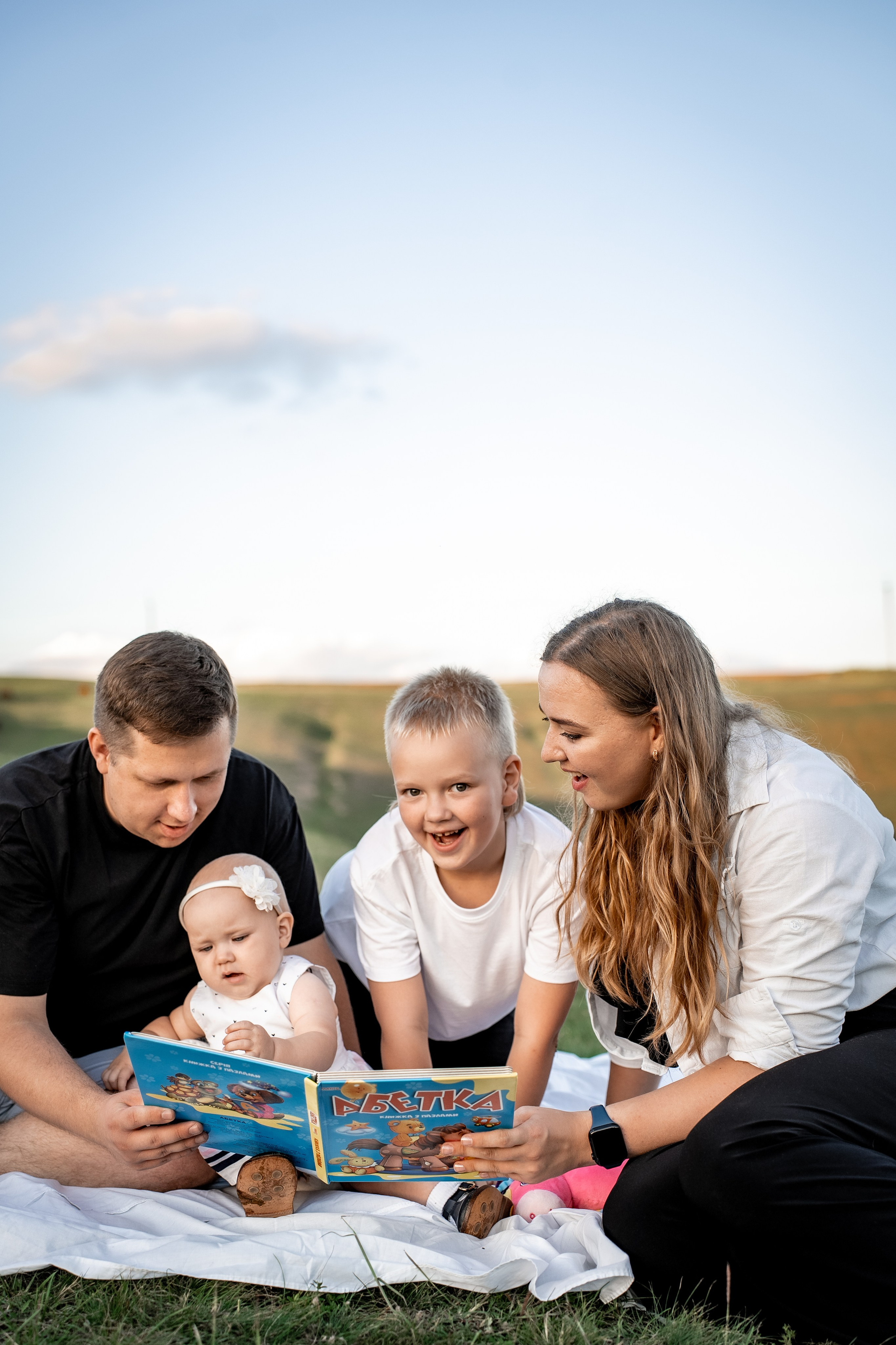 Сімейна фотосесія на овечій фермі. Сімейний фотограф Київ Наталія Шкаврон