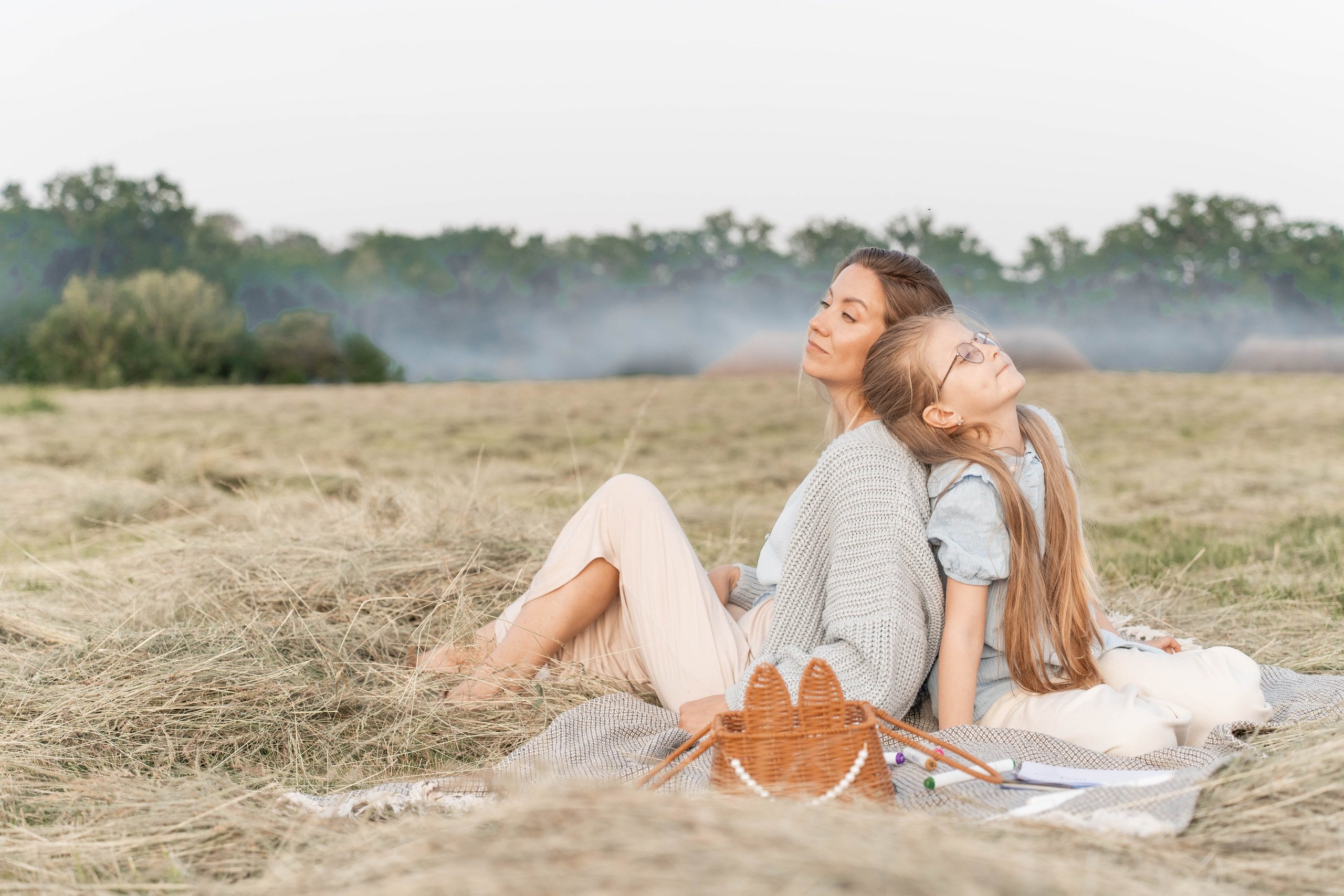 Сімейна фотосесія в Пирогово мами з двома донями. Сімейний фотограф Київ Наталія Шкаврон