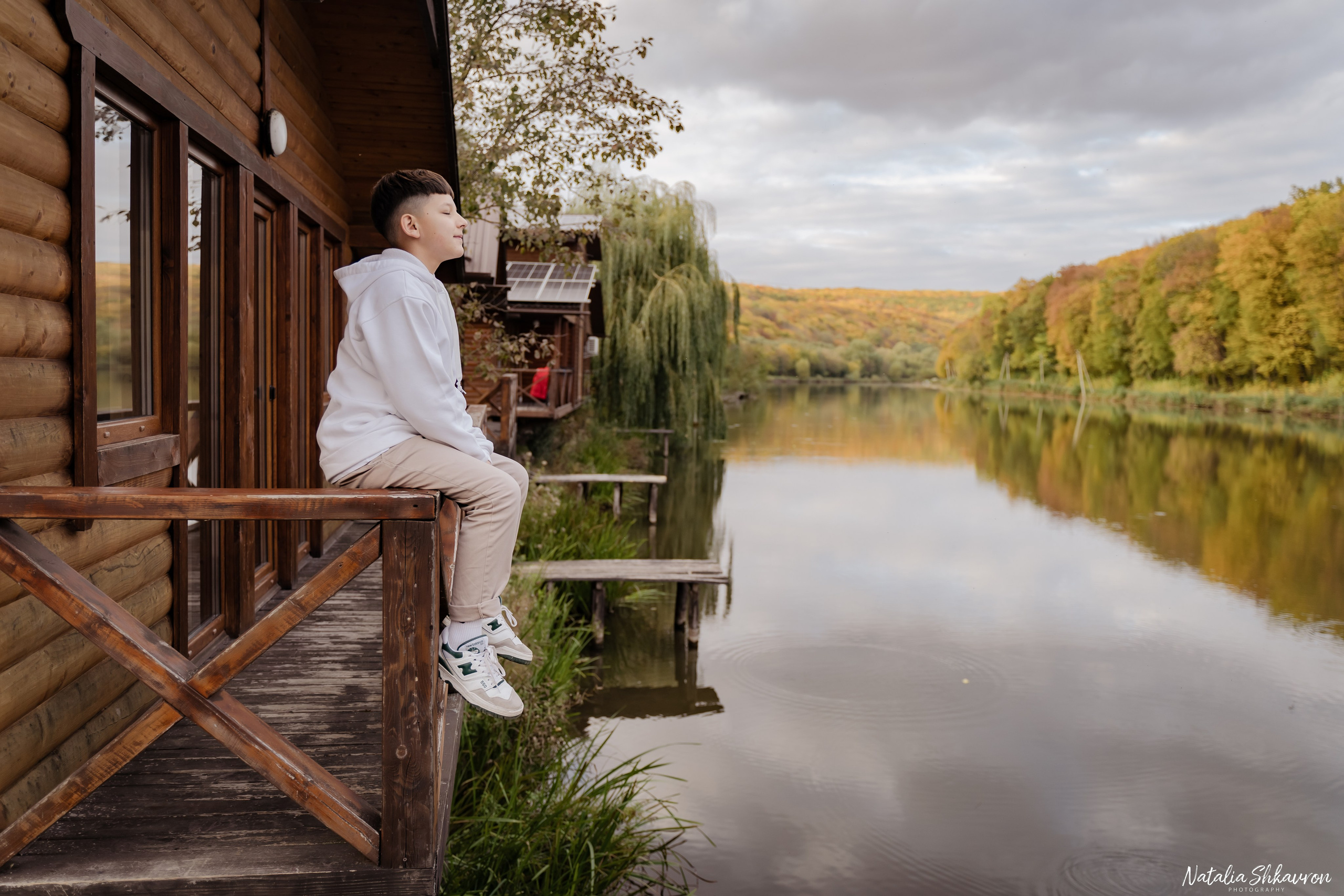 Сімейна фотосесія восени біля води. Family photographer in Kiev Natalia Shkavron