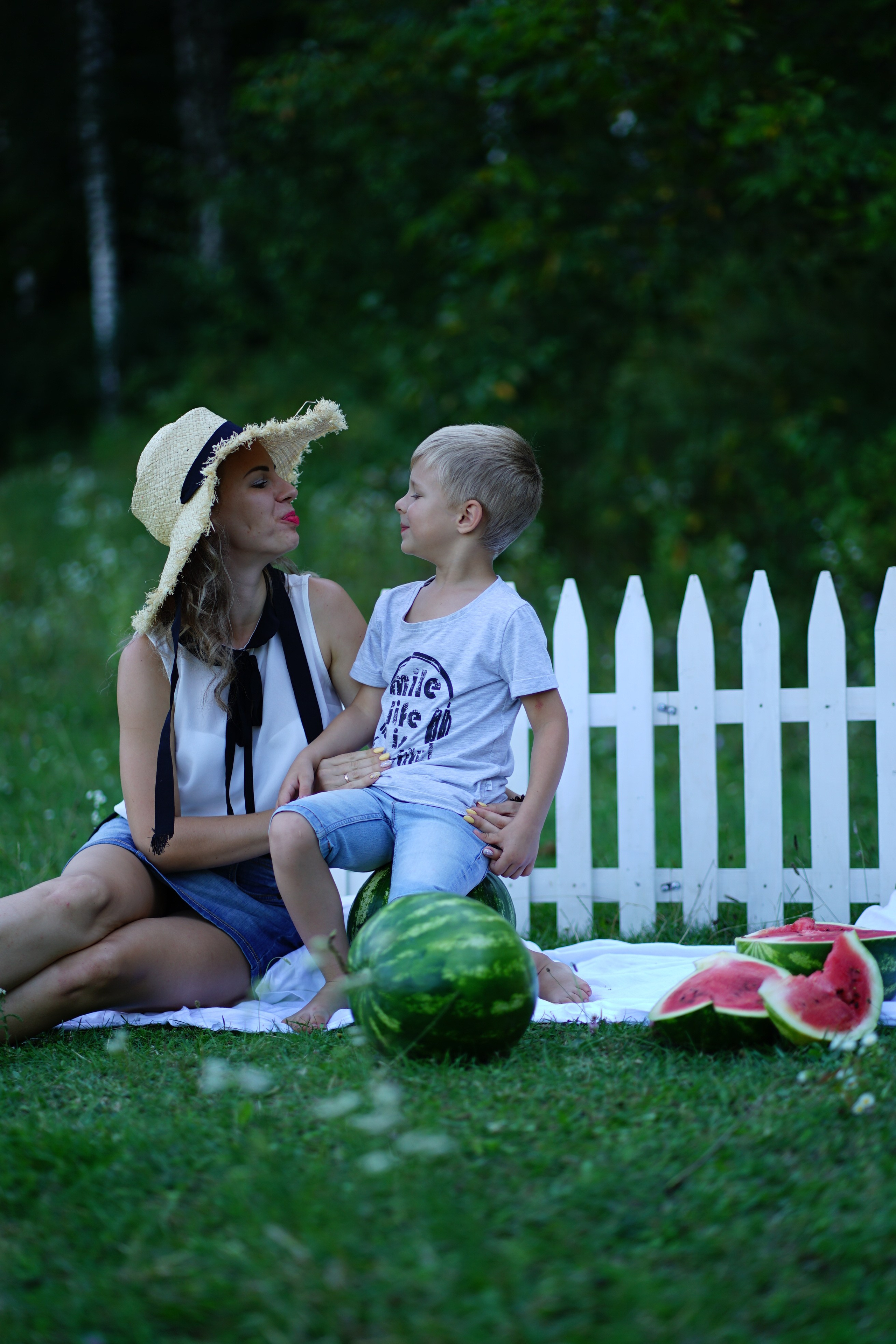 Сімейна фотосесія з кавунами. Family photographer in Kiev Natalia Shkavron