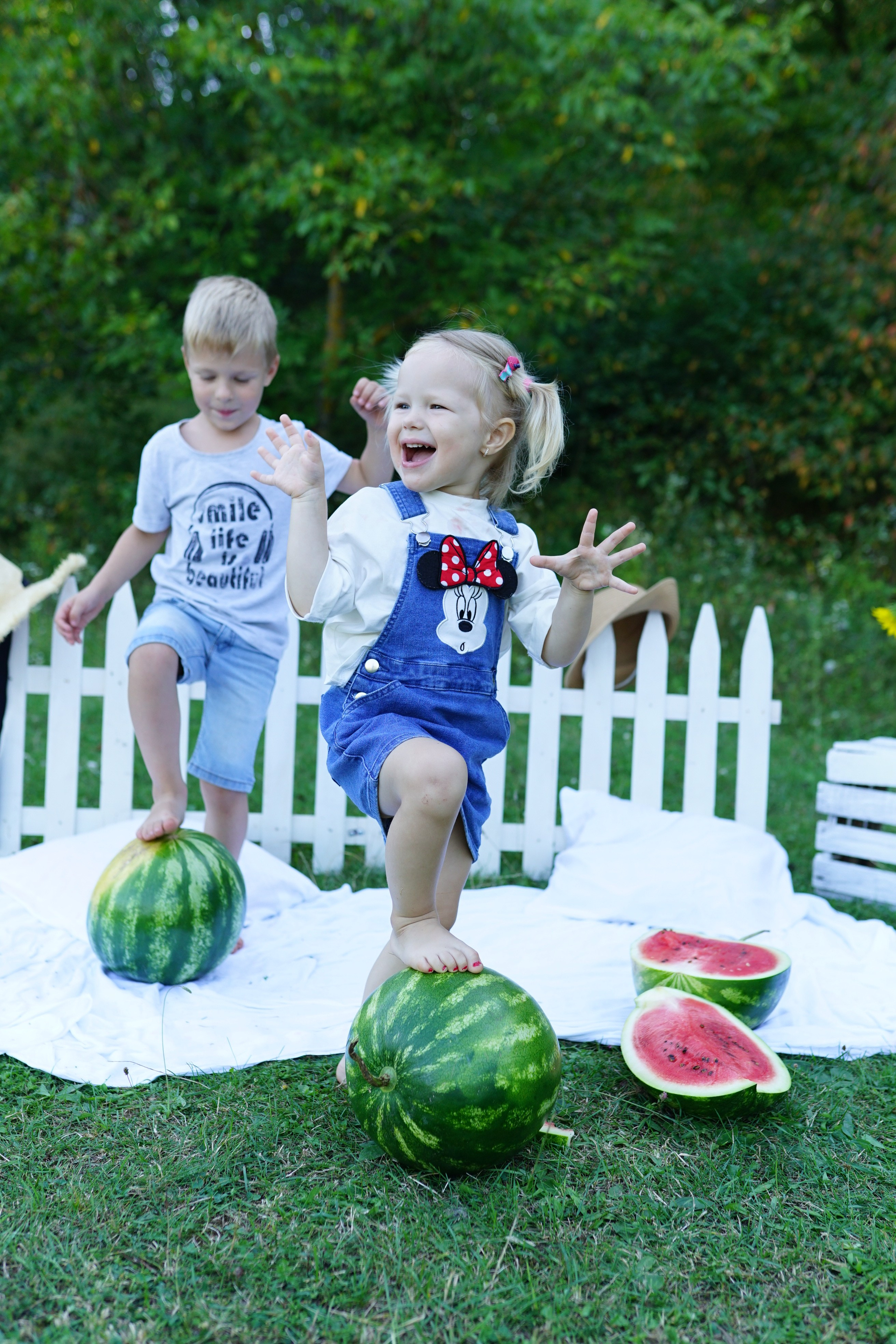 Сімейна фотосесія з кавунами. Family photographer in Kiev Natalia Shkavron