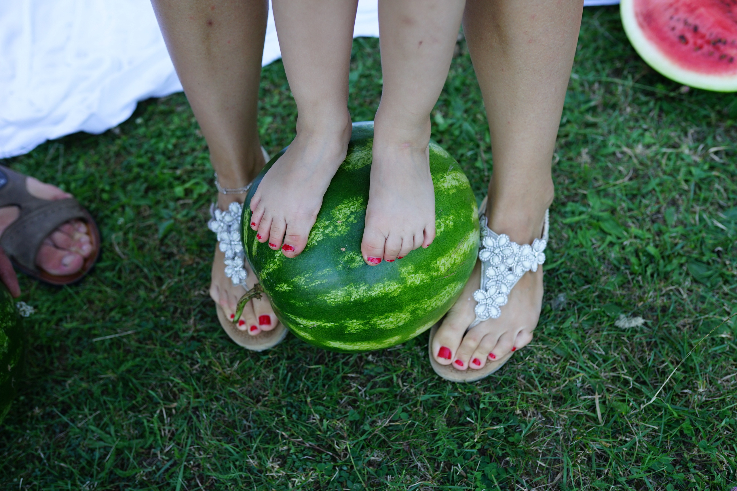 Сімейна фотосесія з кавунами. Family photographer in Kiev Natalia Shkavron