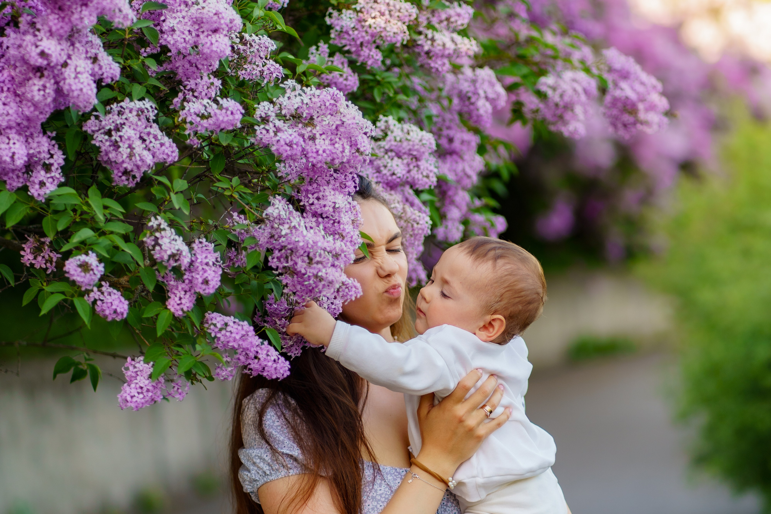 Сімейна фотосесія в бузку Київ. Сімейний фотограф Київ Наталія Шкаврон