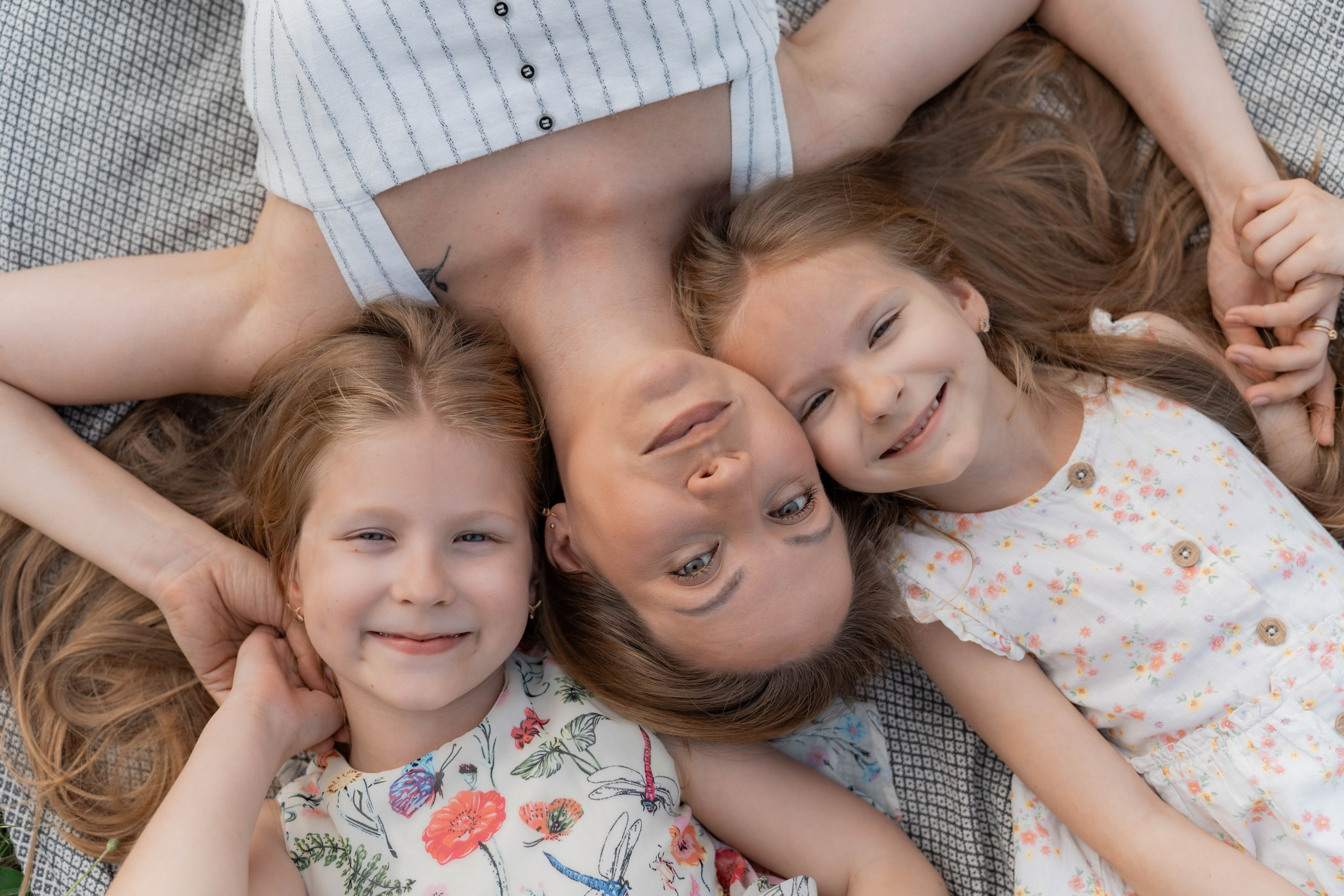 Сімейна фотосесія в Пирогово мами з двома донями. Сімейний фотограф Київ Наталія Шкаврон