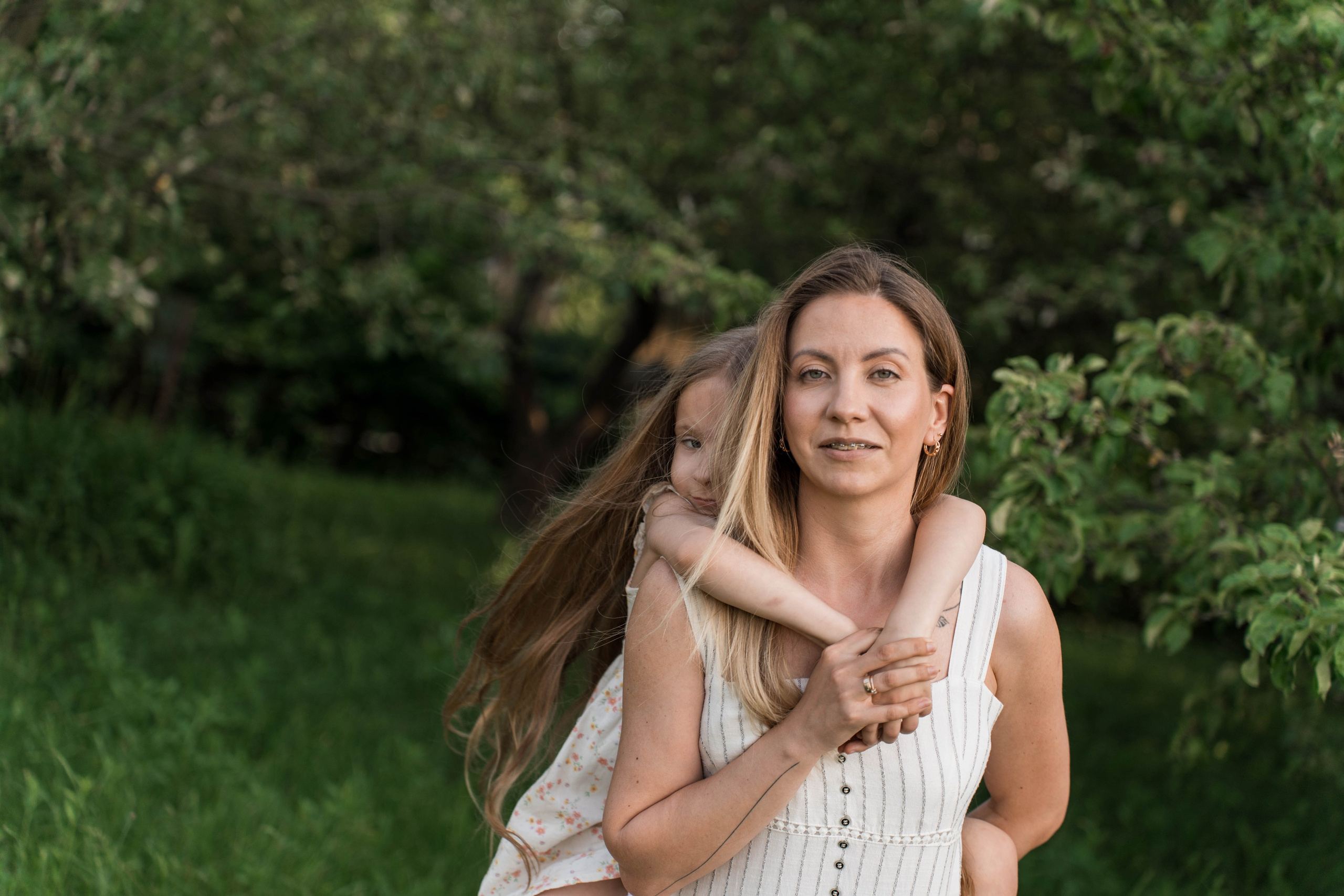 Сімейна фотосесія в Пирогово мами з двома донями. Сімейний фотограф Київ Наталія Шкаврон