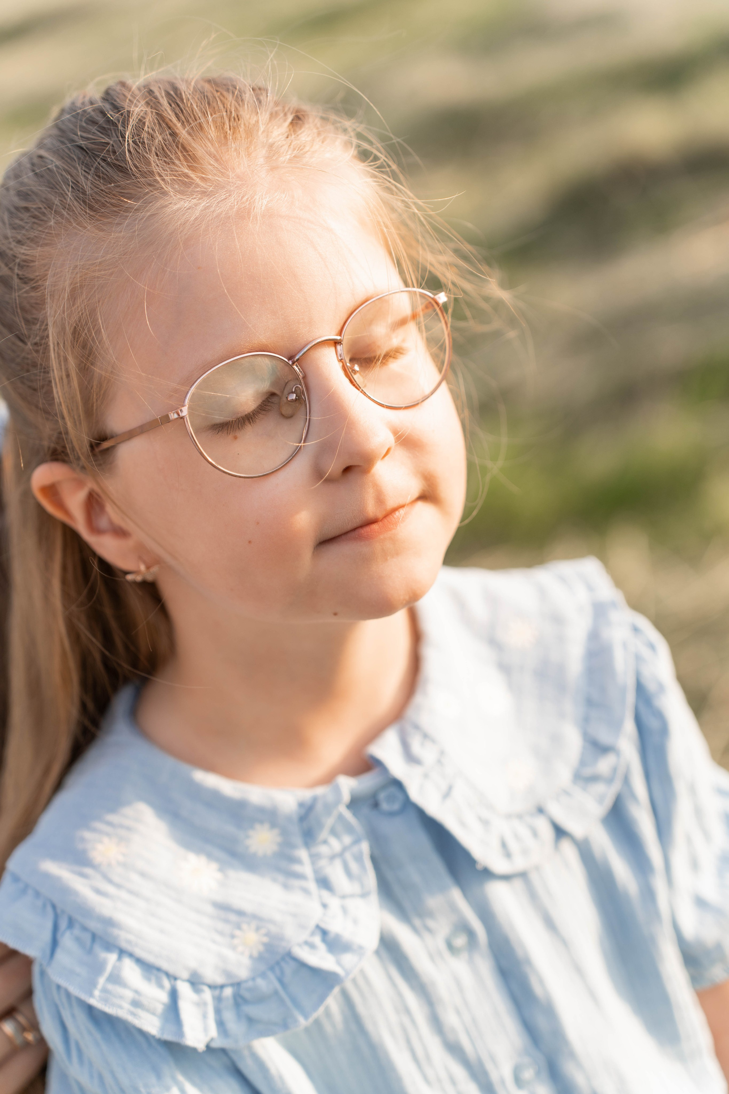 Сімейна фотосесія в Пирогово мами з двома донями. Сімейний фотограф Київ Наталія Шкаврон