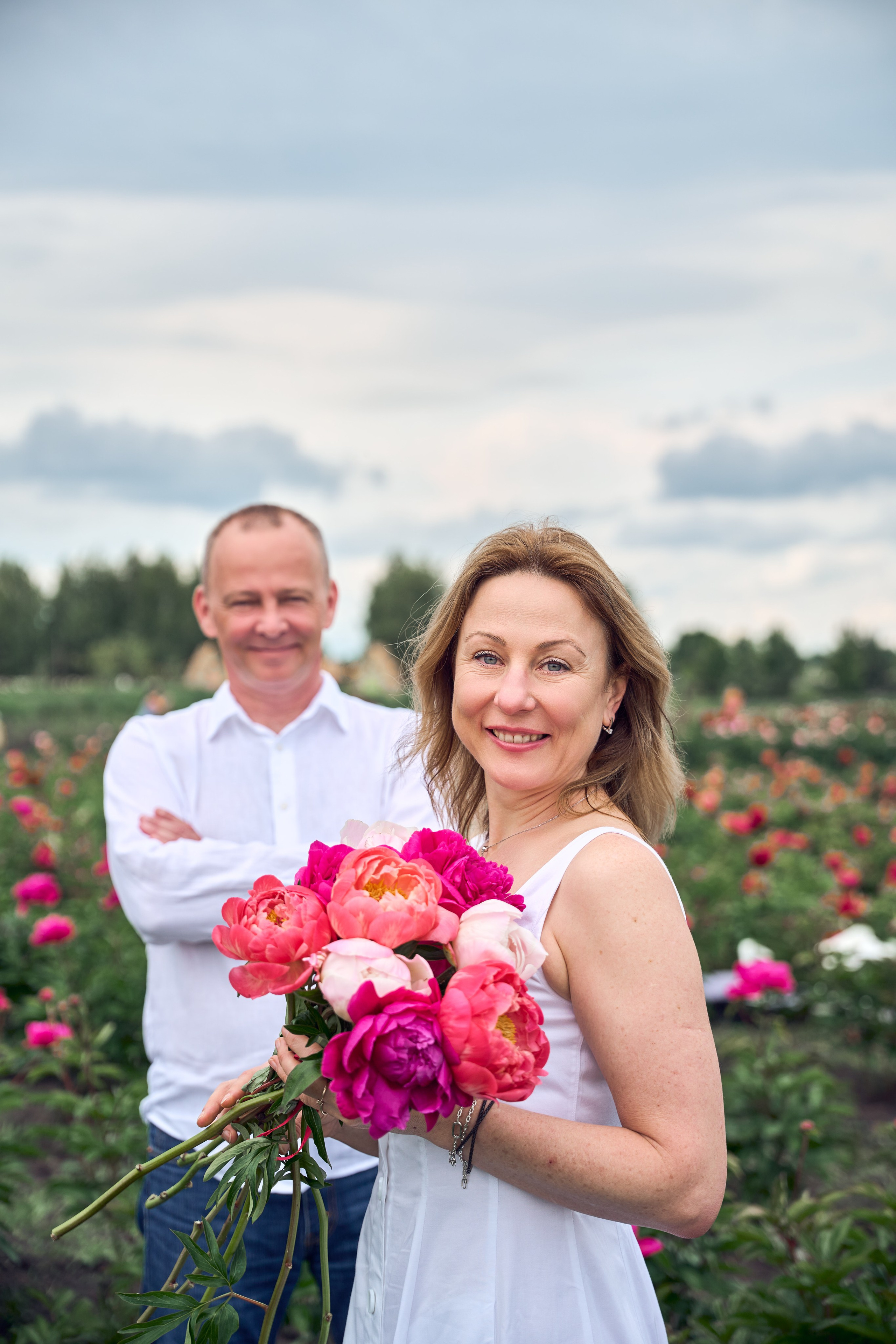 Сімейна фотосесія з піонами у Добропарку. Family photographer in Kiev Natalia Shkavron