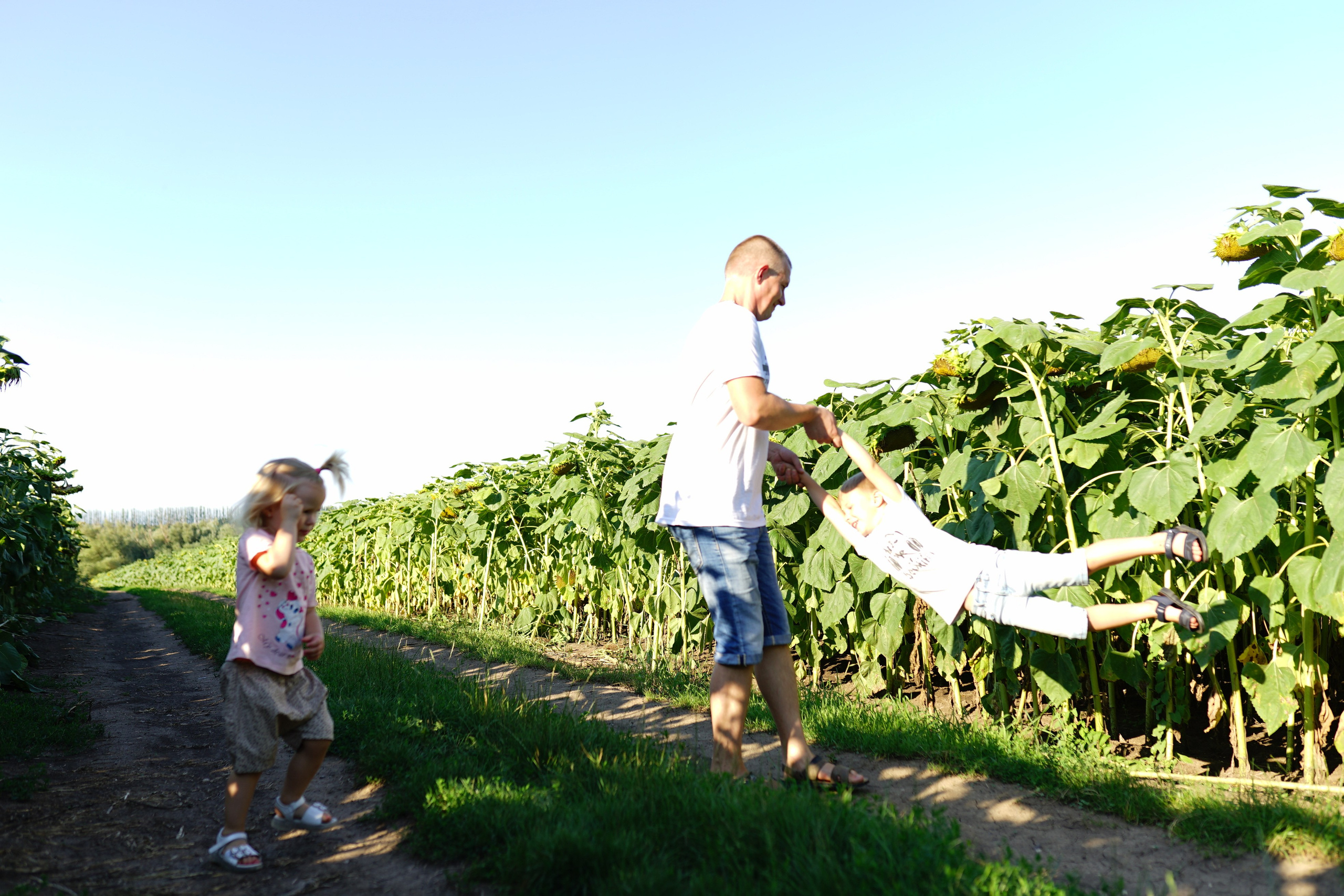 Сімейна фотосесія з кавунами. Family photographer in Kiev Natalia Shkavron