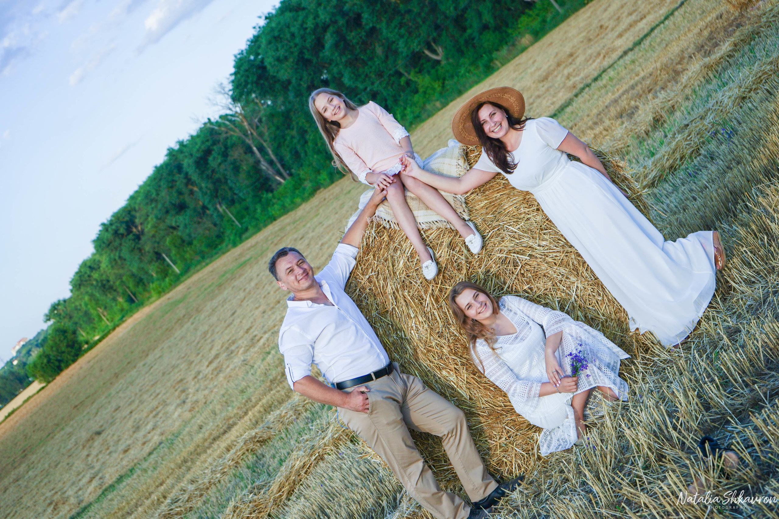 Сімейна фотосесія в полі з рулонами соломи. Сімейний фотограф Київ Наталія Шкаврон