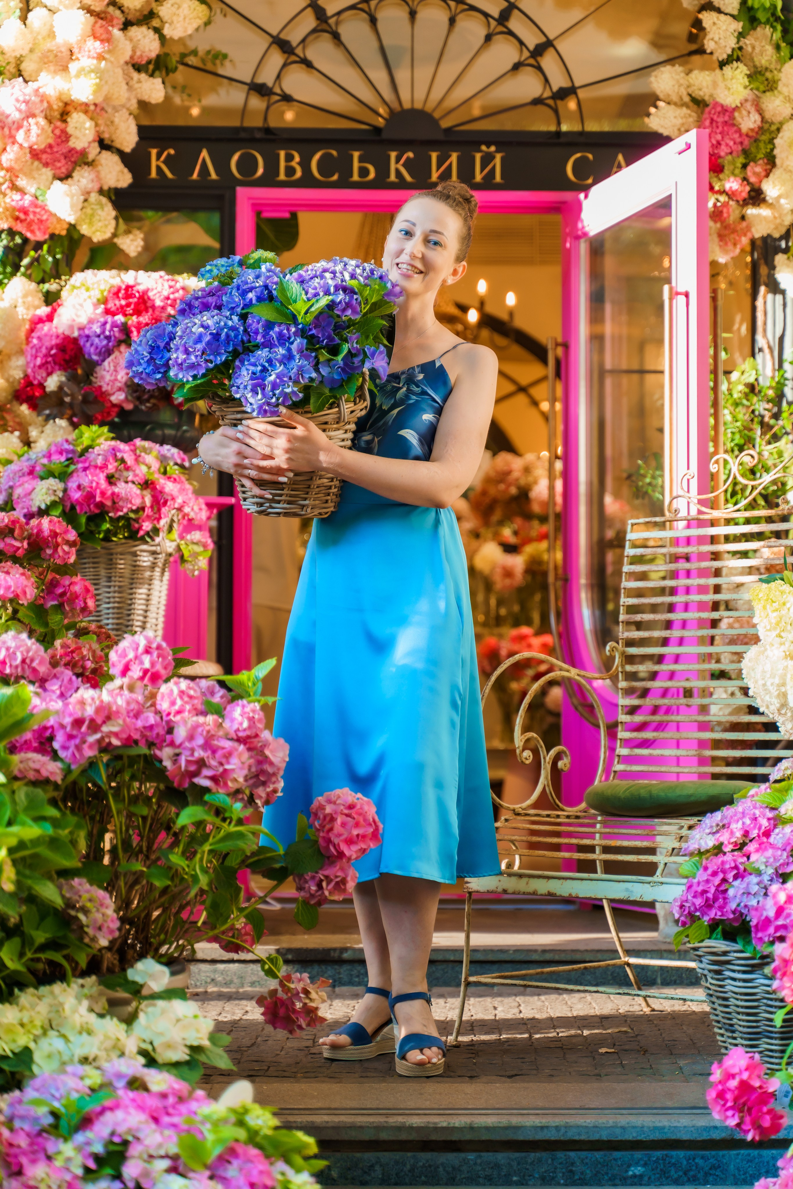 Індивідуальна фотосесія в гортензіях у Клов саду. Сімейний фотограф Київ Наталія Шкаврон