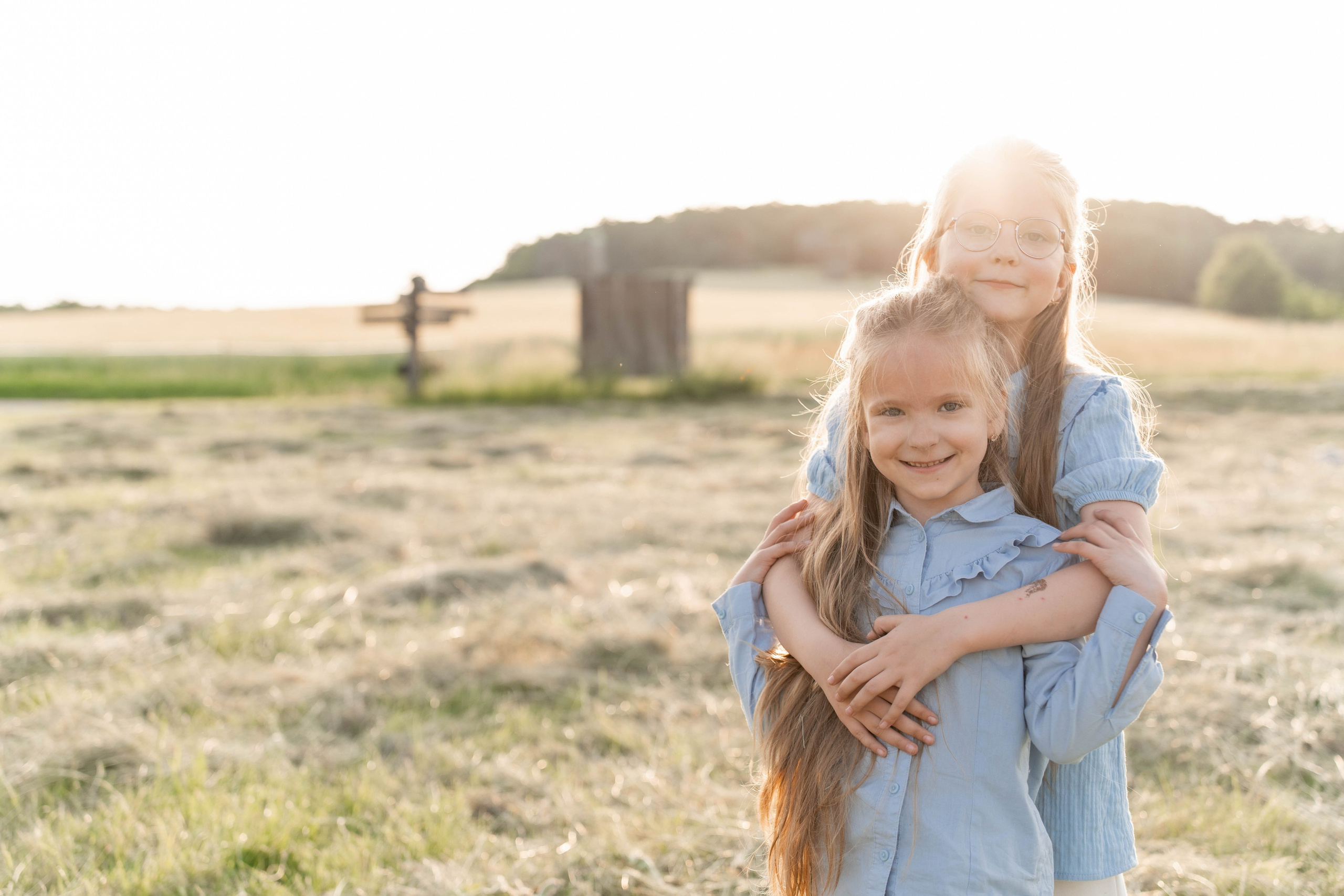 Сімейна фотосесія в Пирогово мами з двома донями. Сімейний фотограф Київ Наталія Шкаврон