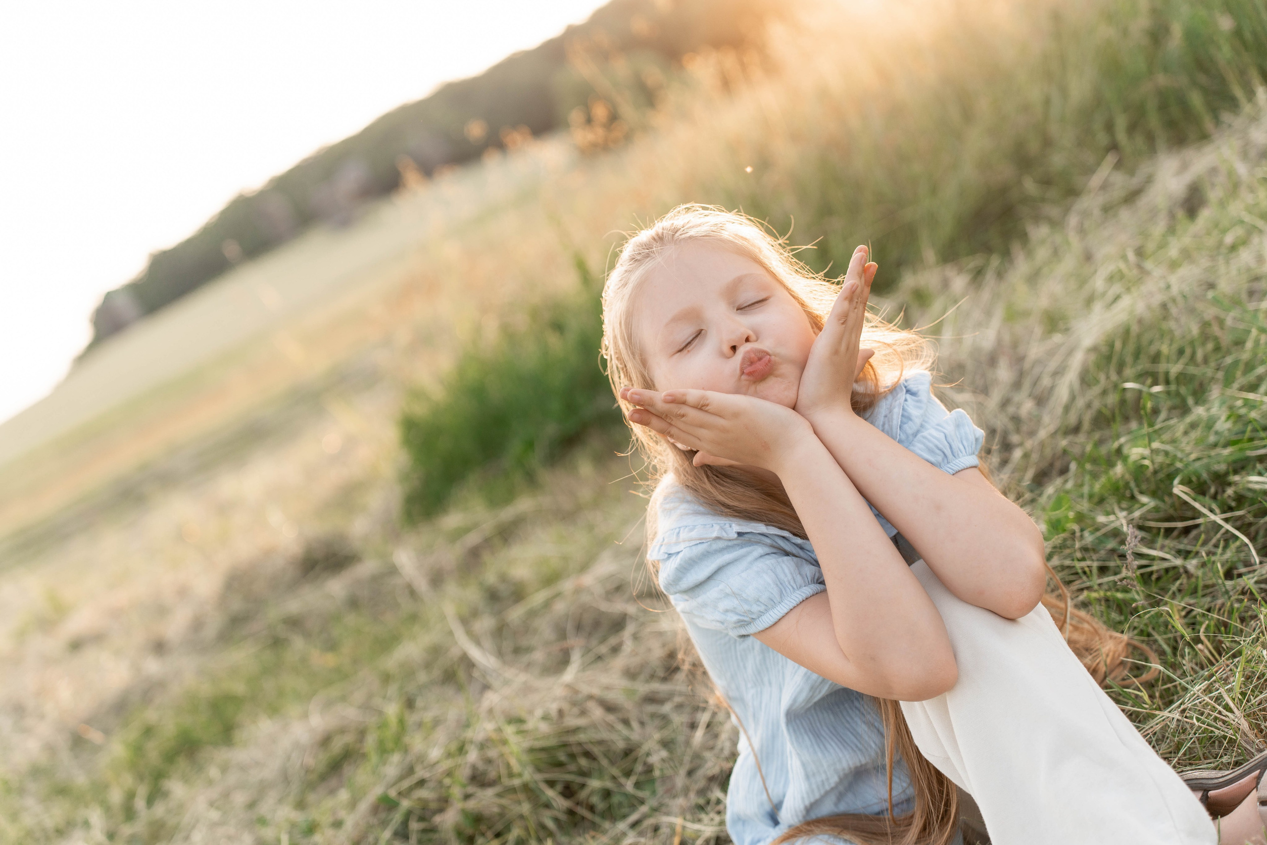 Сімейна фотосесія в Пирогово мами з двома донями. Сімейний фотограф Київ Наталія Шкаврон
