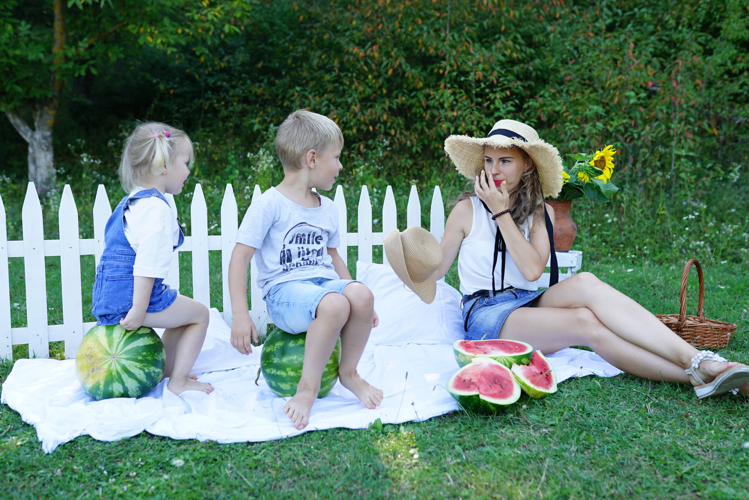 Сімейна фотосесія з кавунами. Family photographer in Kiev Natalia Shkavron