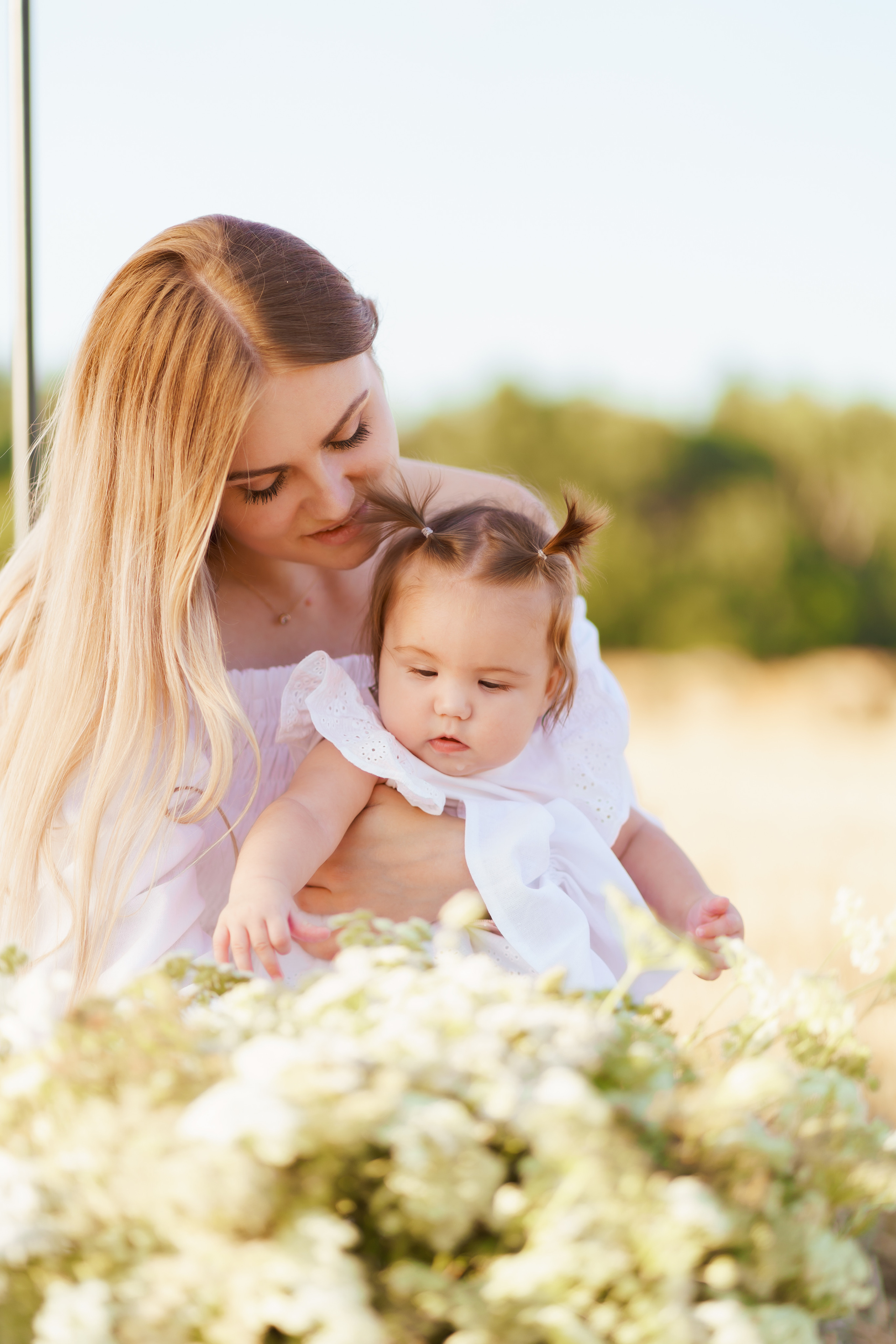 Фотосесія мама та доня в полі з тюками соломи. Сімейний фотограф Київ Наталія Шкаврон