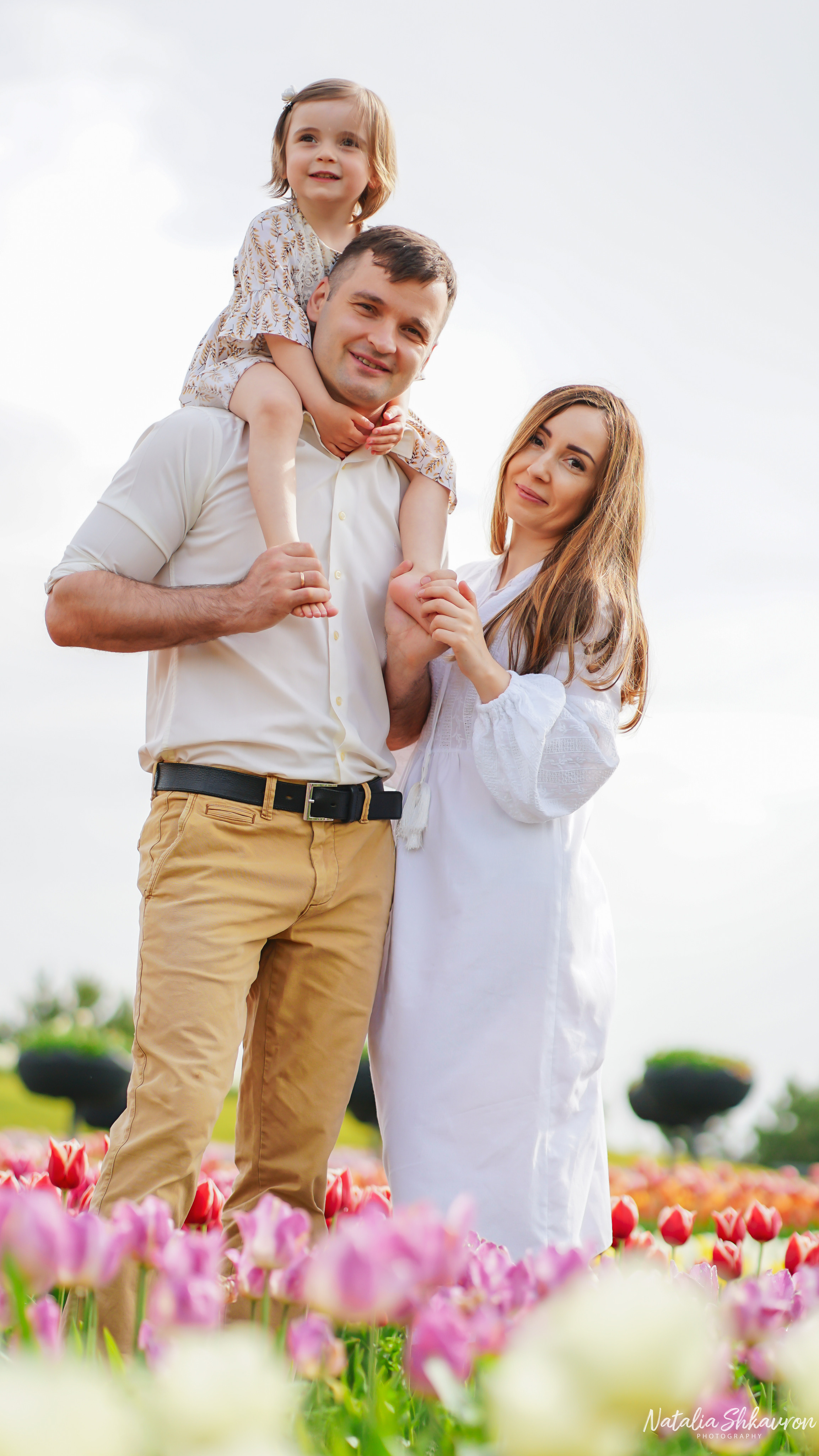 Сімейна фотосесія в тюльпанах. Сімейний фотограф Київ Наталія Шкаврон