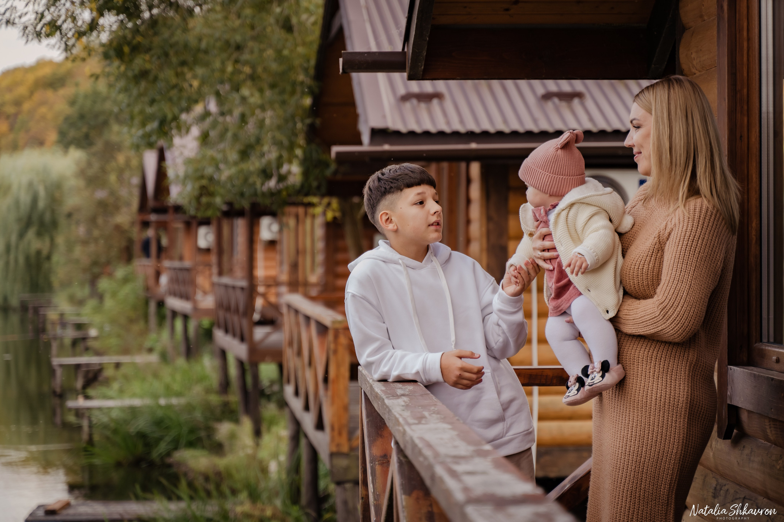 Сімейна фотосесія восени біля води. Family photographer in Kiev Natalia Shkavron