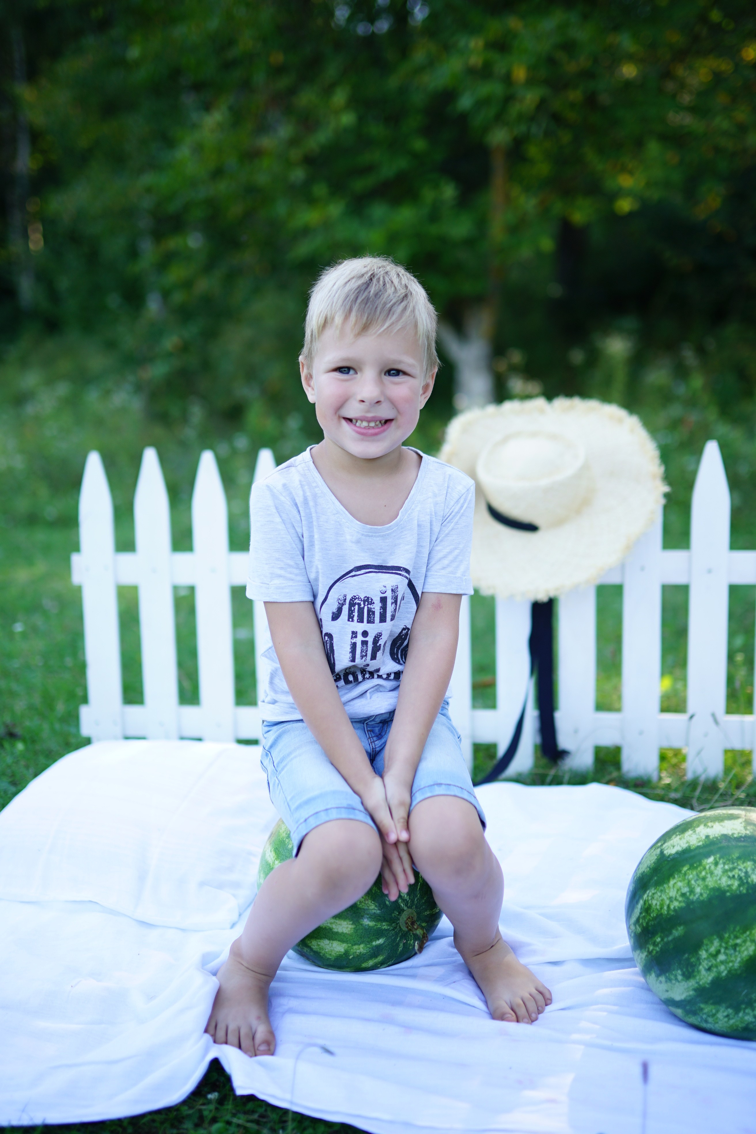 Сімейна фотосесія з кавунами. Family photographer in Kiev Natalia Shkavron