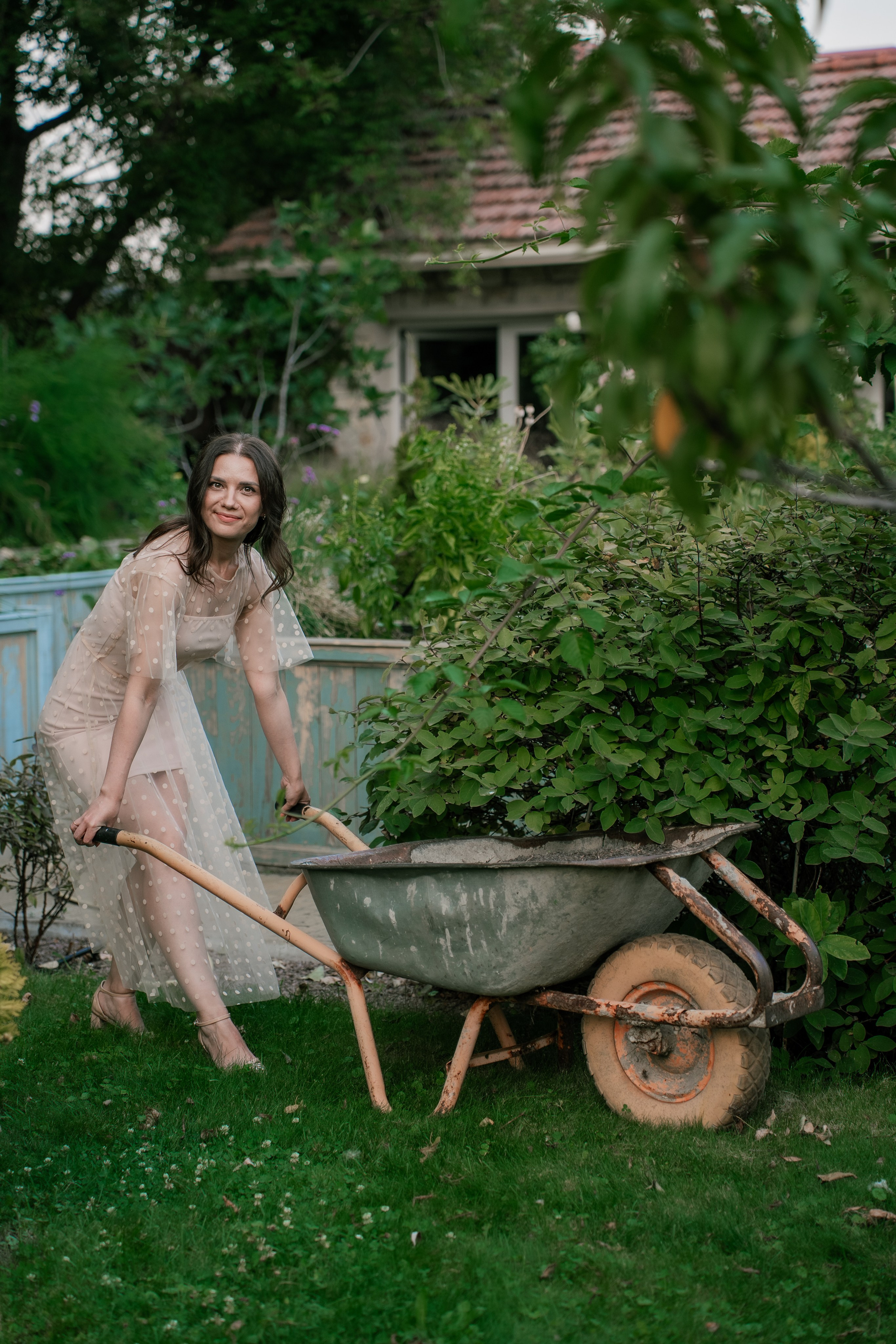 Фотосеся індивідуальна в гортензіях. Сімейний фотограф Київ Наталія Шкаврон